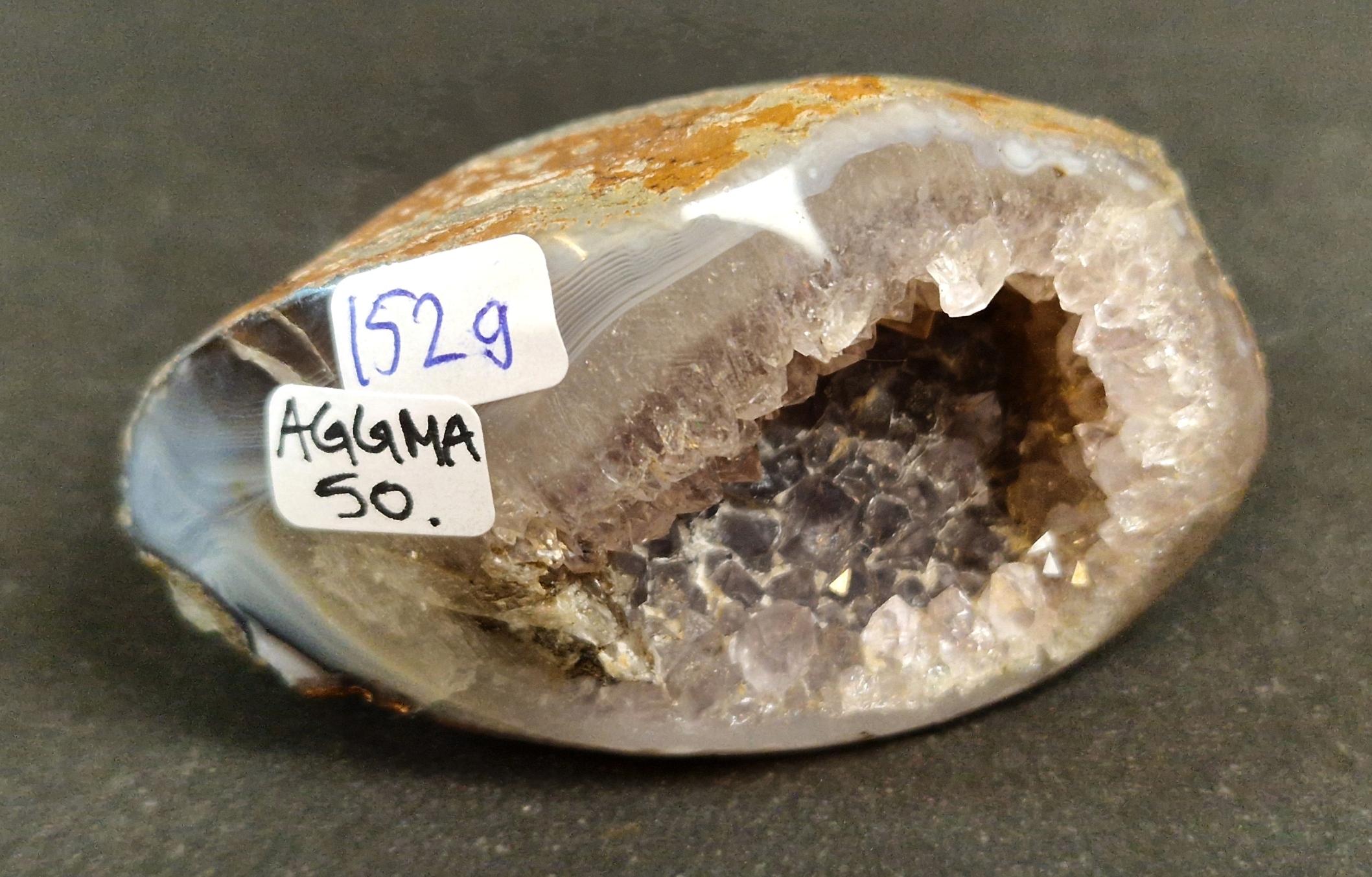 Agat Grotta med Ametistkristaller - AGGMA50