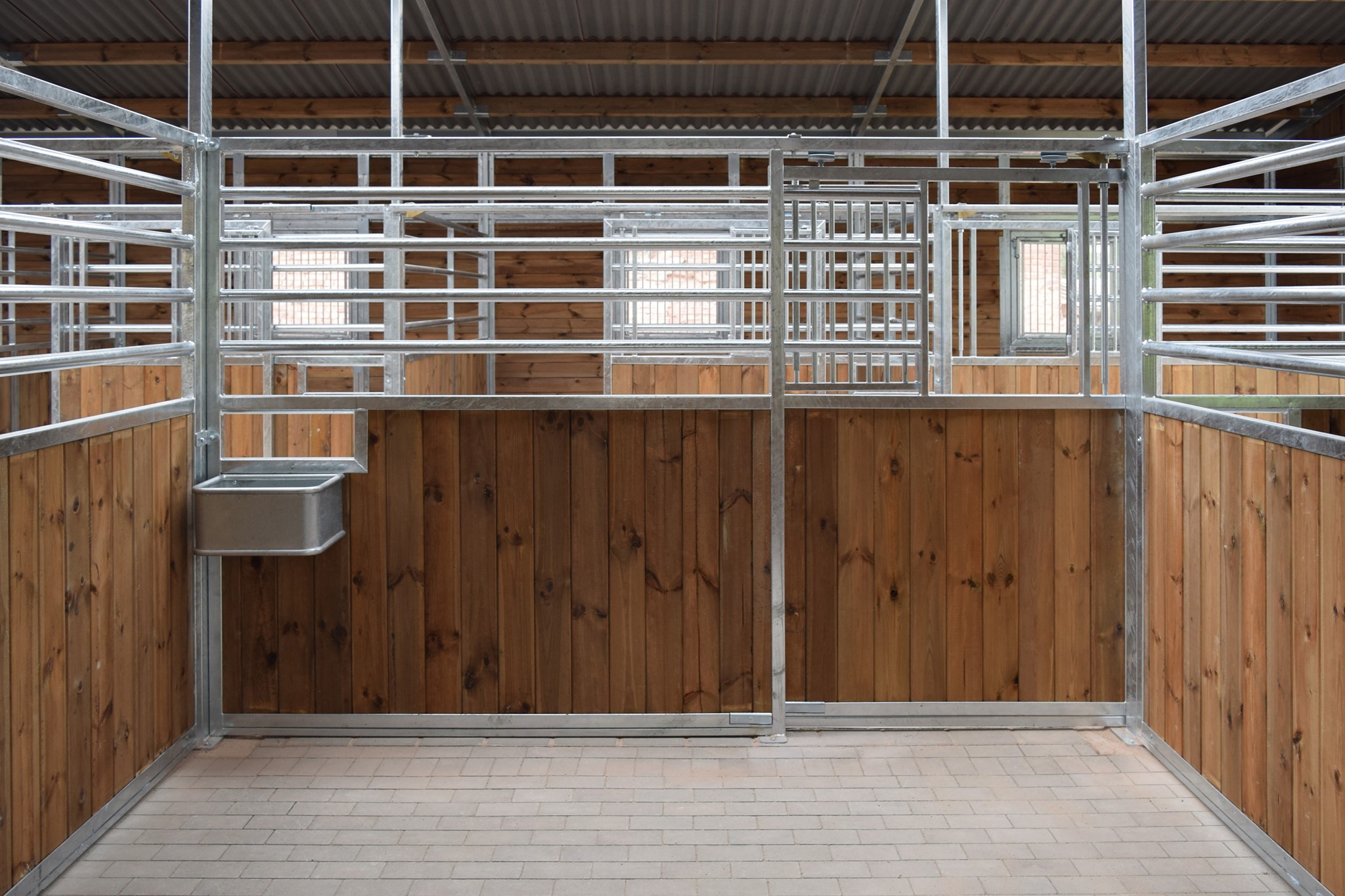 GRAZ 3 m hästboxfront med liggande galler i stall