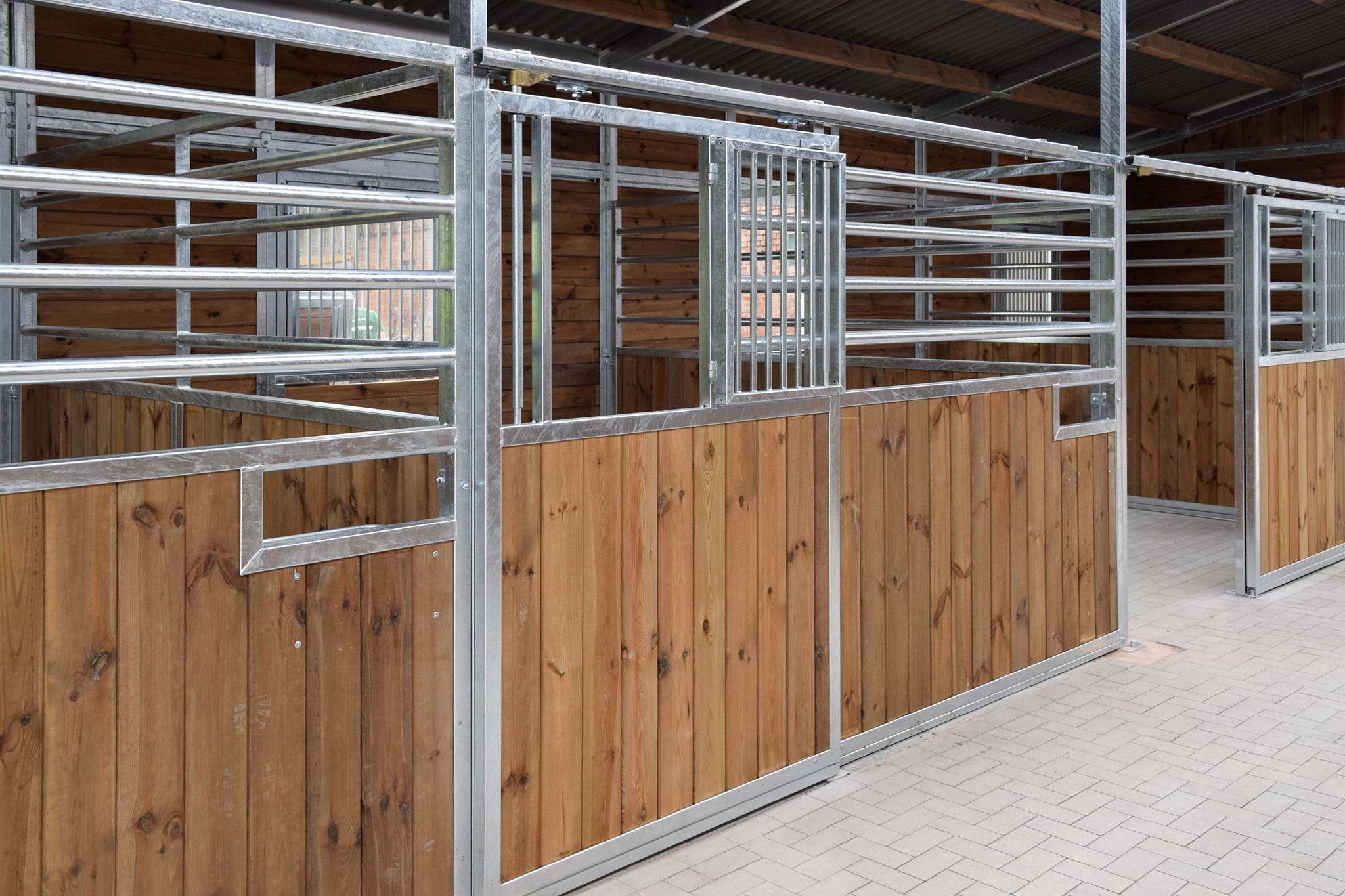 GRAZ 3 m hästboxfront med liggande galler i modern stallmiljö