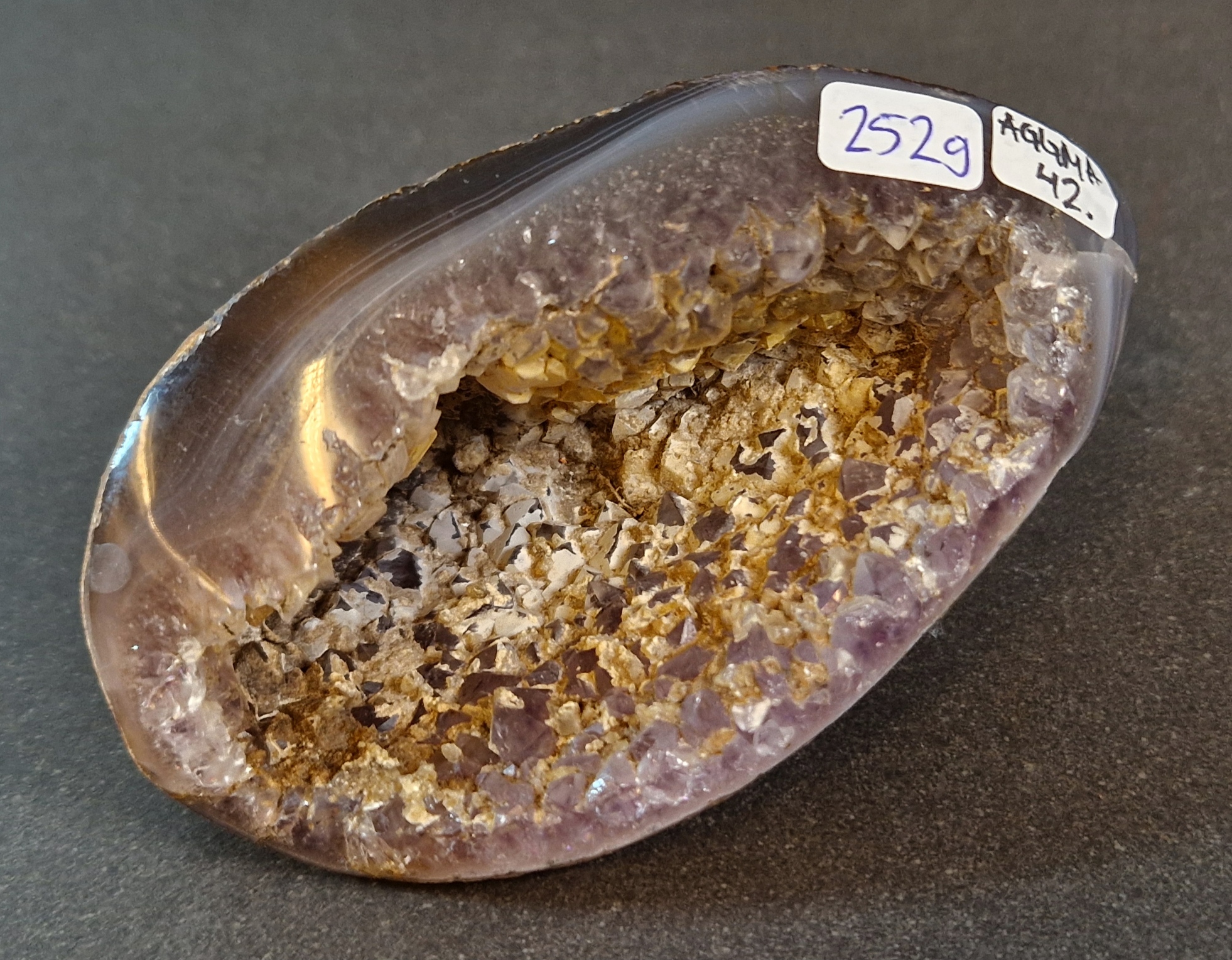 Agat Grotta med Ametistkristaller - AGGMA42