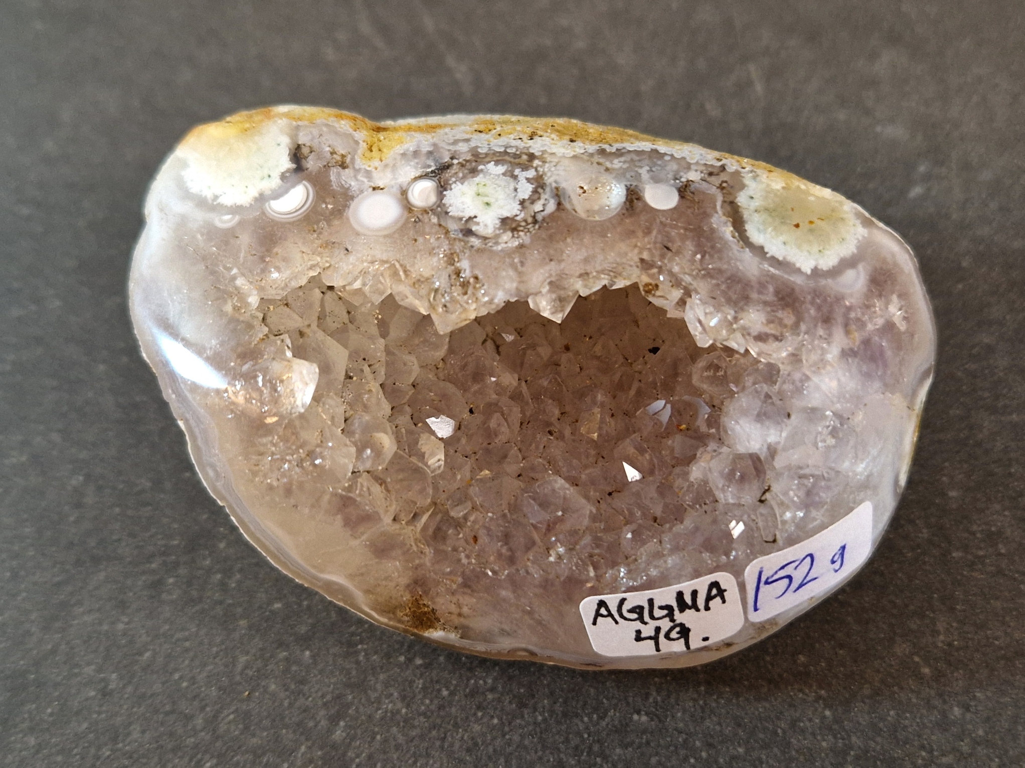 Agat Grotta med Ametistkristaller - AGGMA49