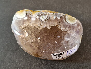 Agat Grotta med Ametistkristaller - AGGMA49