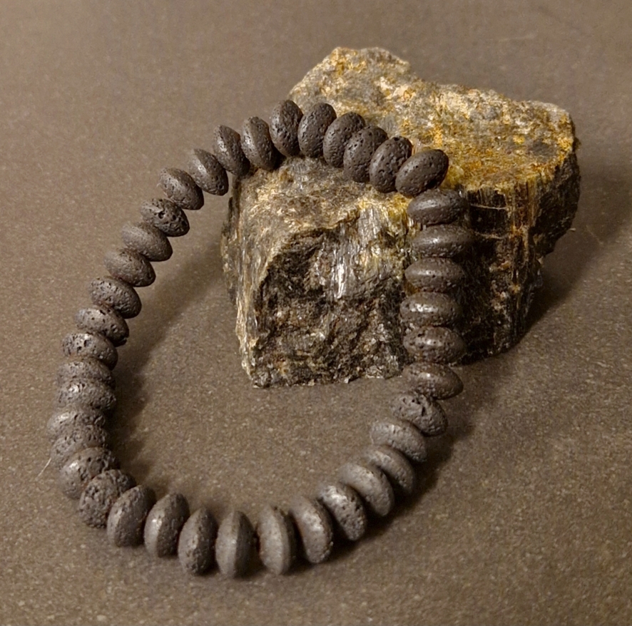 Armband med pärlor i Lavasten - Disk