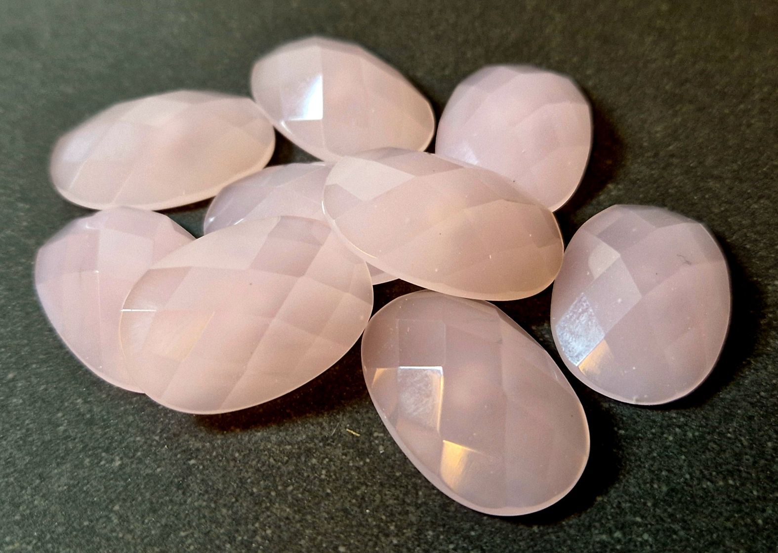 Rosenkvarts Fasettslipad Cabochon - Oval form 