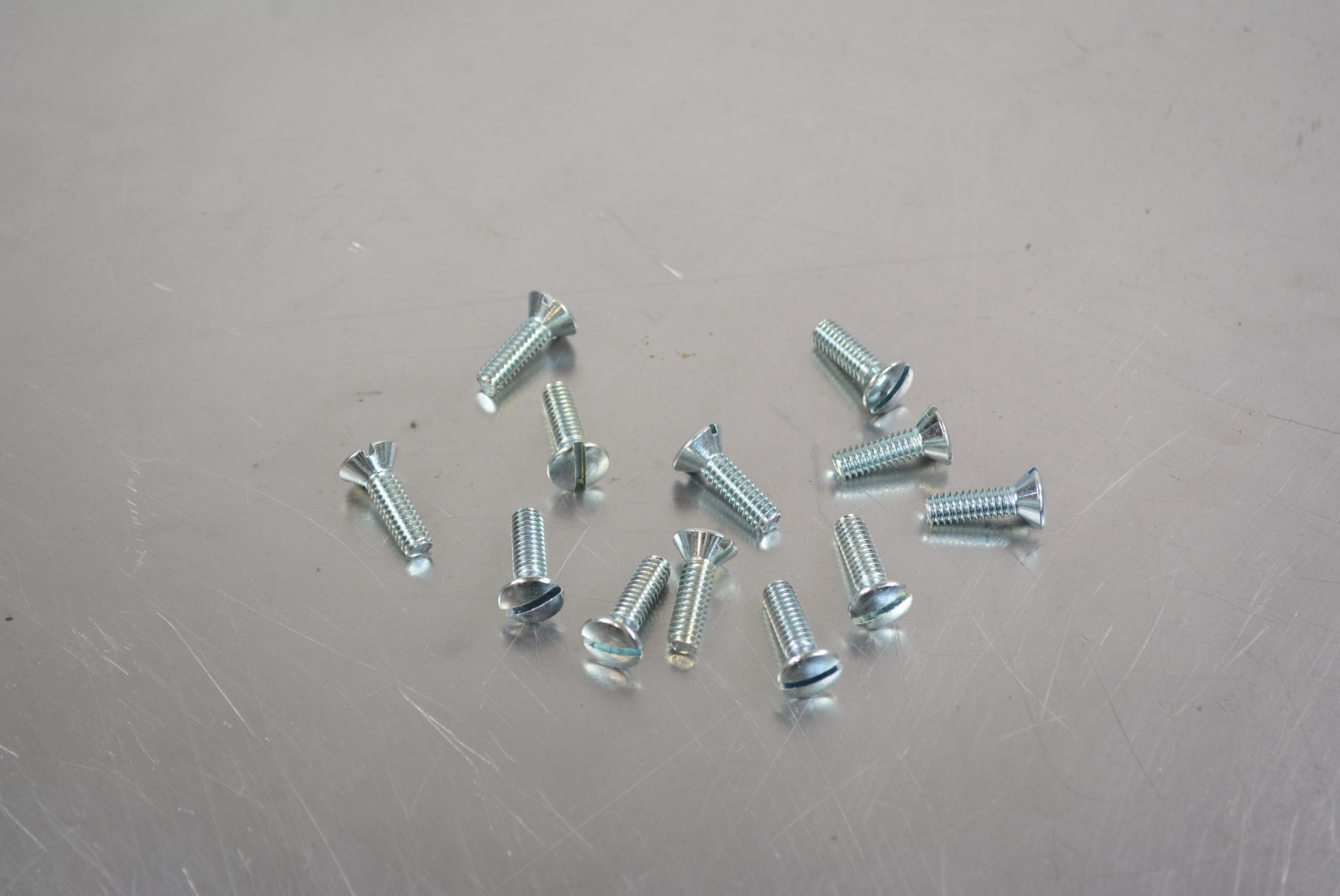 Rumble Lid Hinge Bolt Kit 28-31