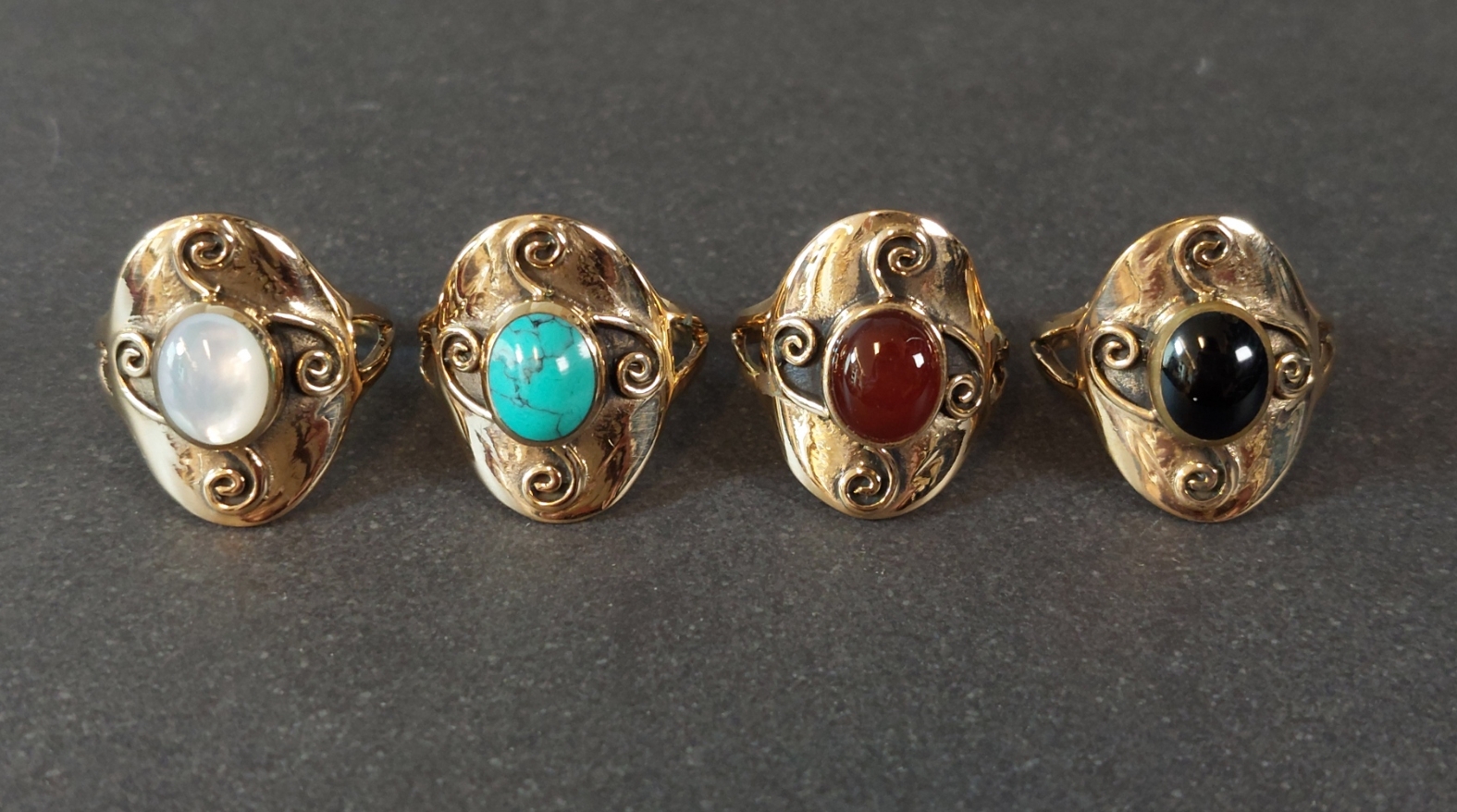 Bronsring med Cabochon