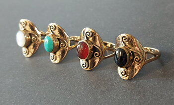 Bronsring med Cabochon