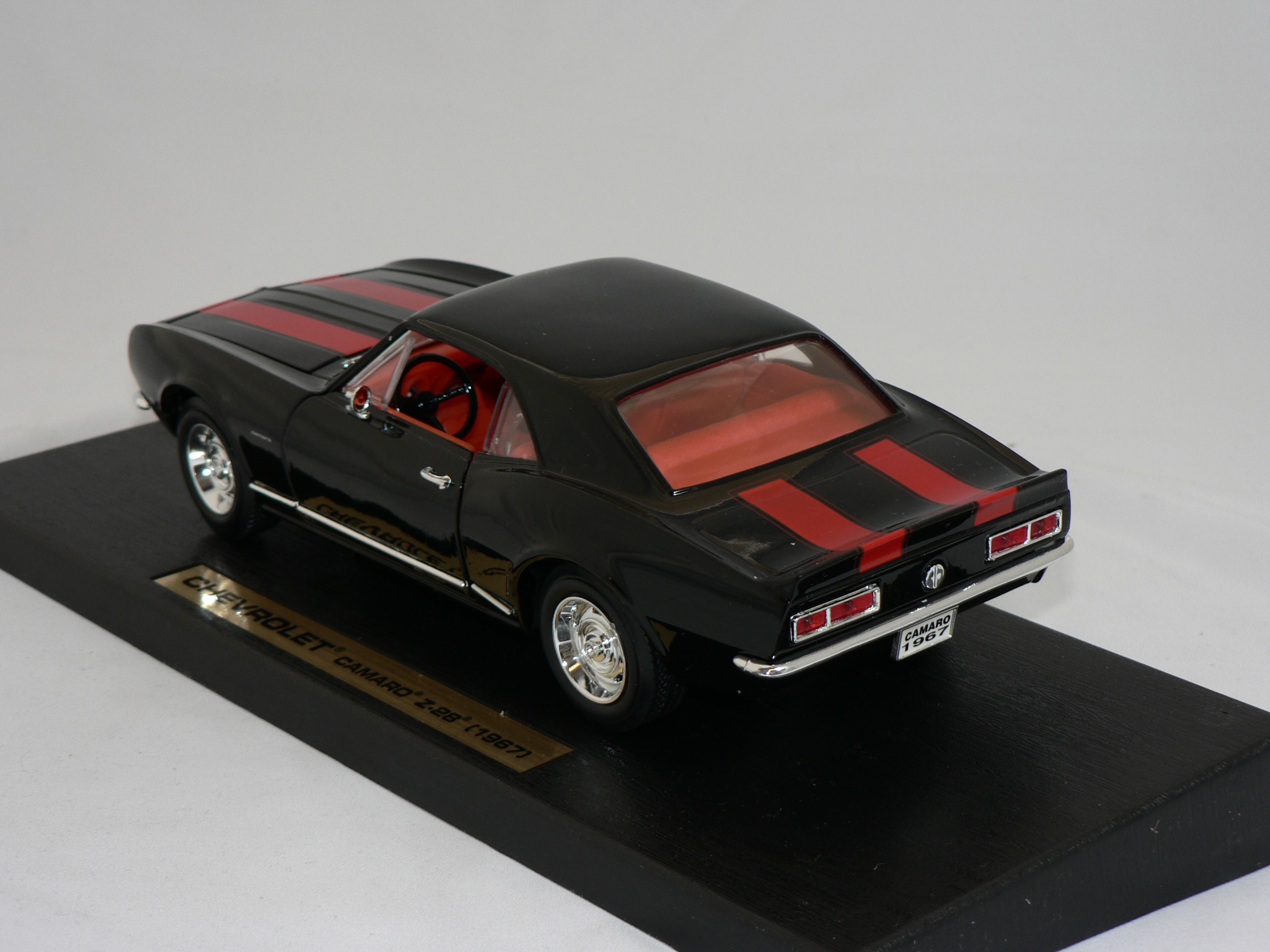Chevrolet Camaro Z/28 -1967  1:18 Road Legends - 2