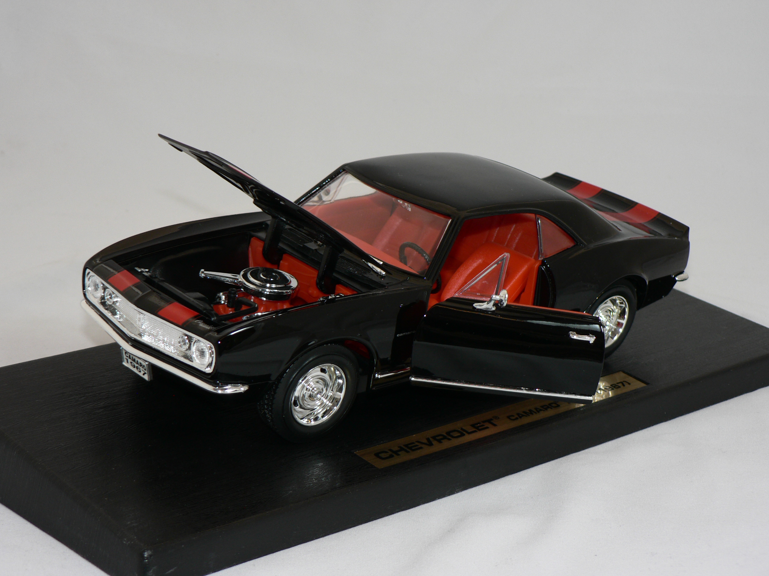 Chevrolet Camaro Z/28 -1967  1:18 Road Legends - 4