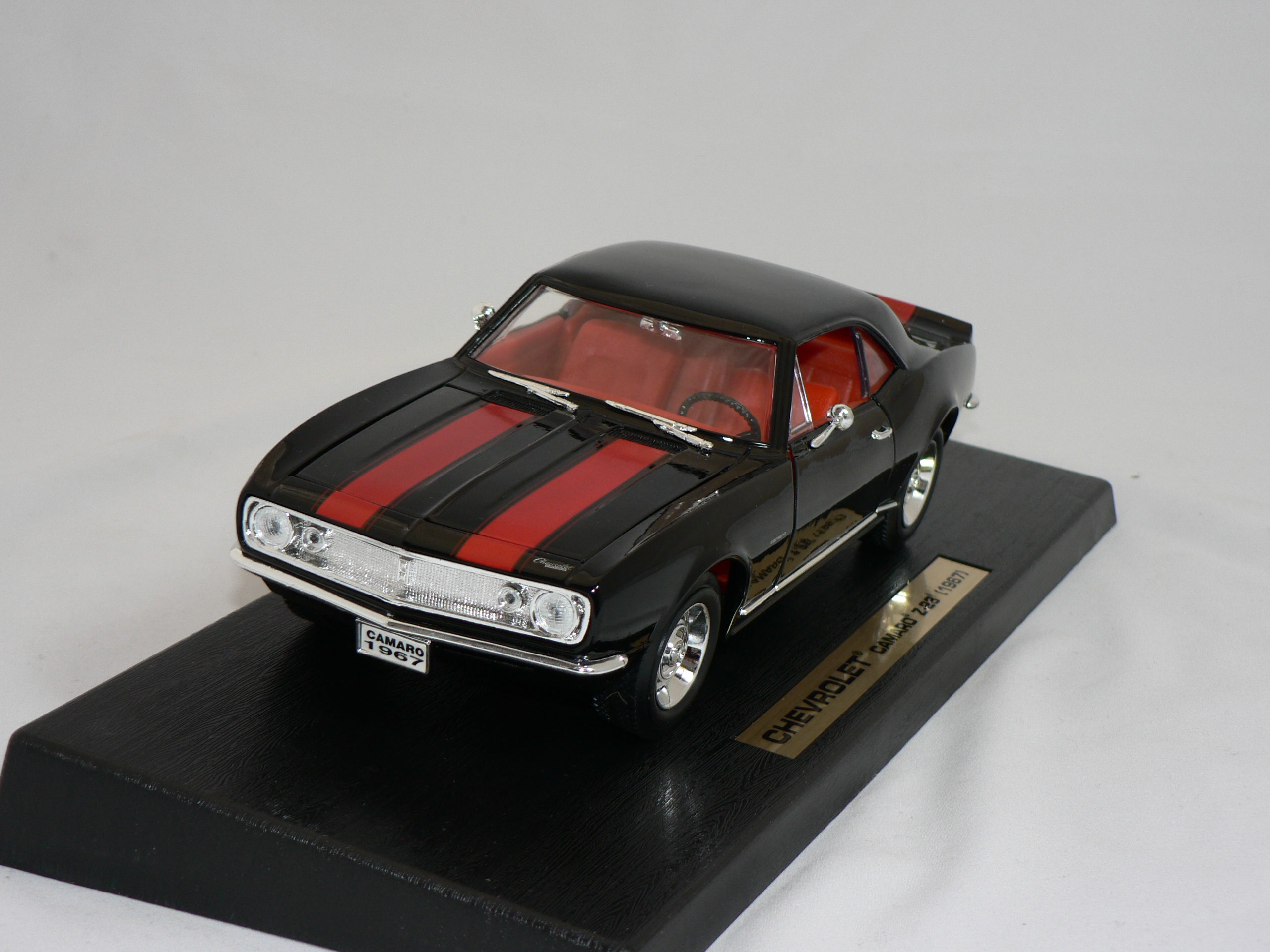 Chevrolet Camaro Z/28 -1967  1:18 Road Legends