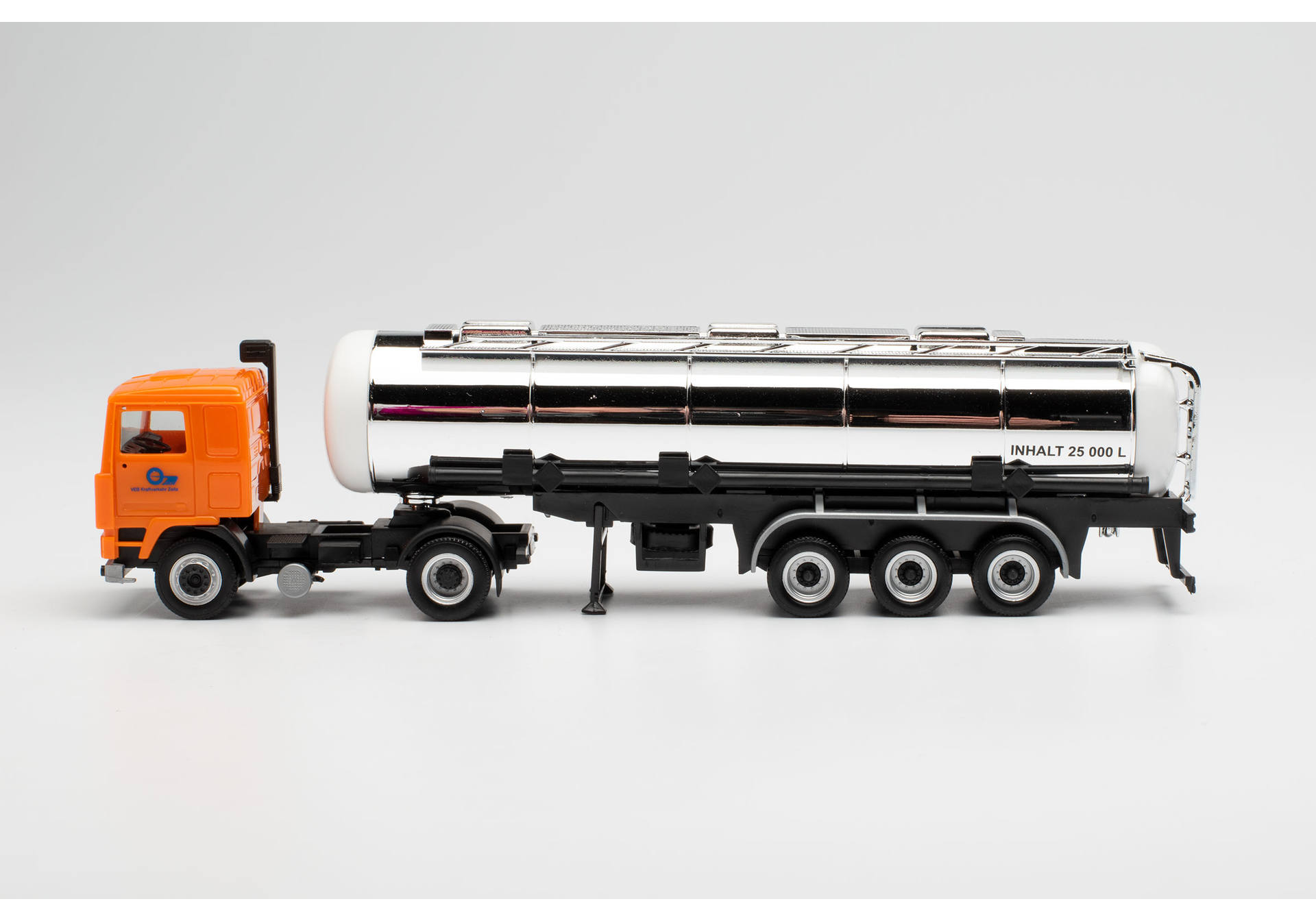 Volvo F12 tanktr. 'Deutrans' - 2