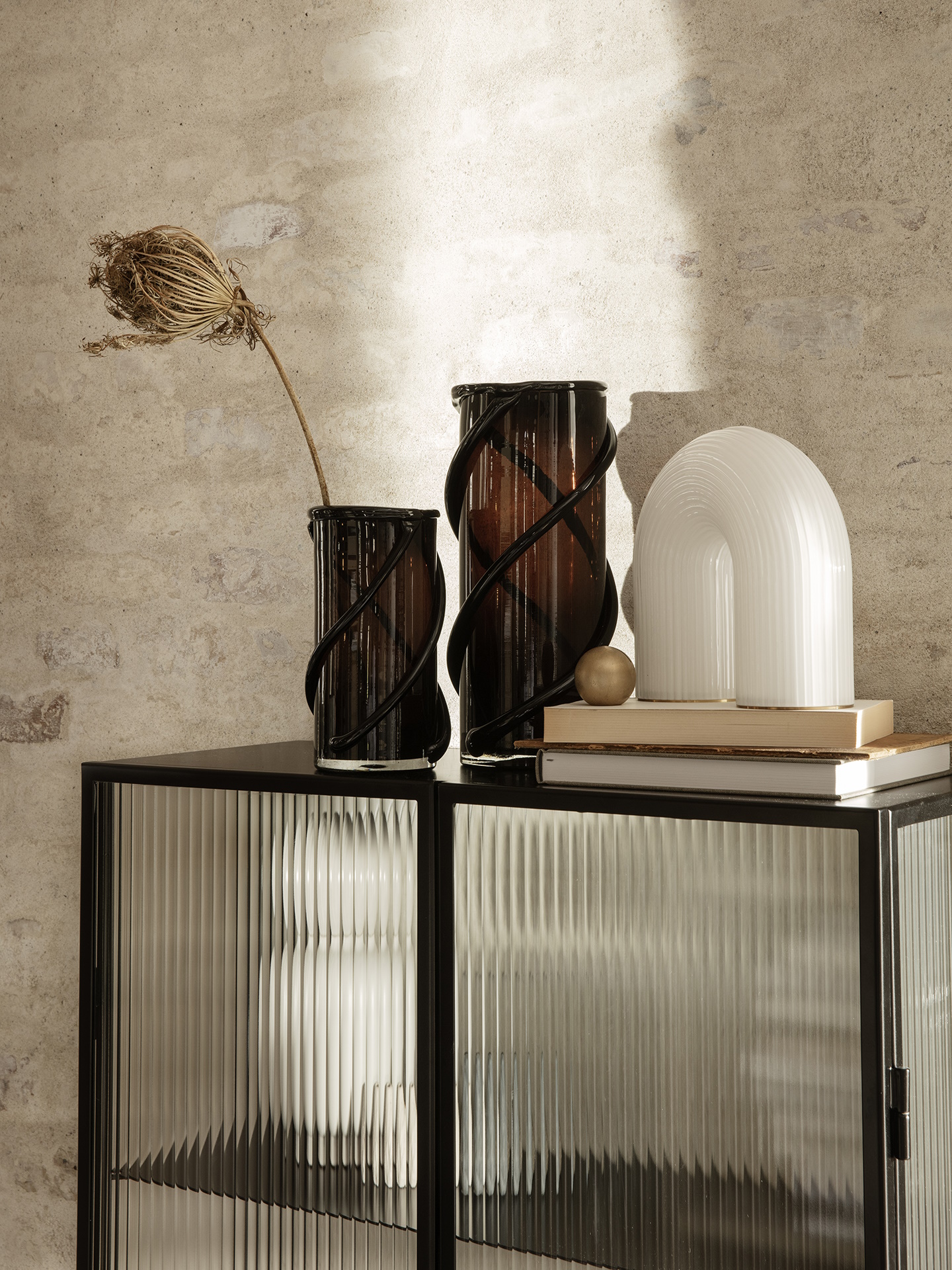 Haze Vitrinskåp Linjerat glas svart Ferm Living - 3