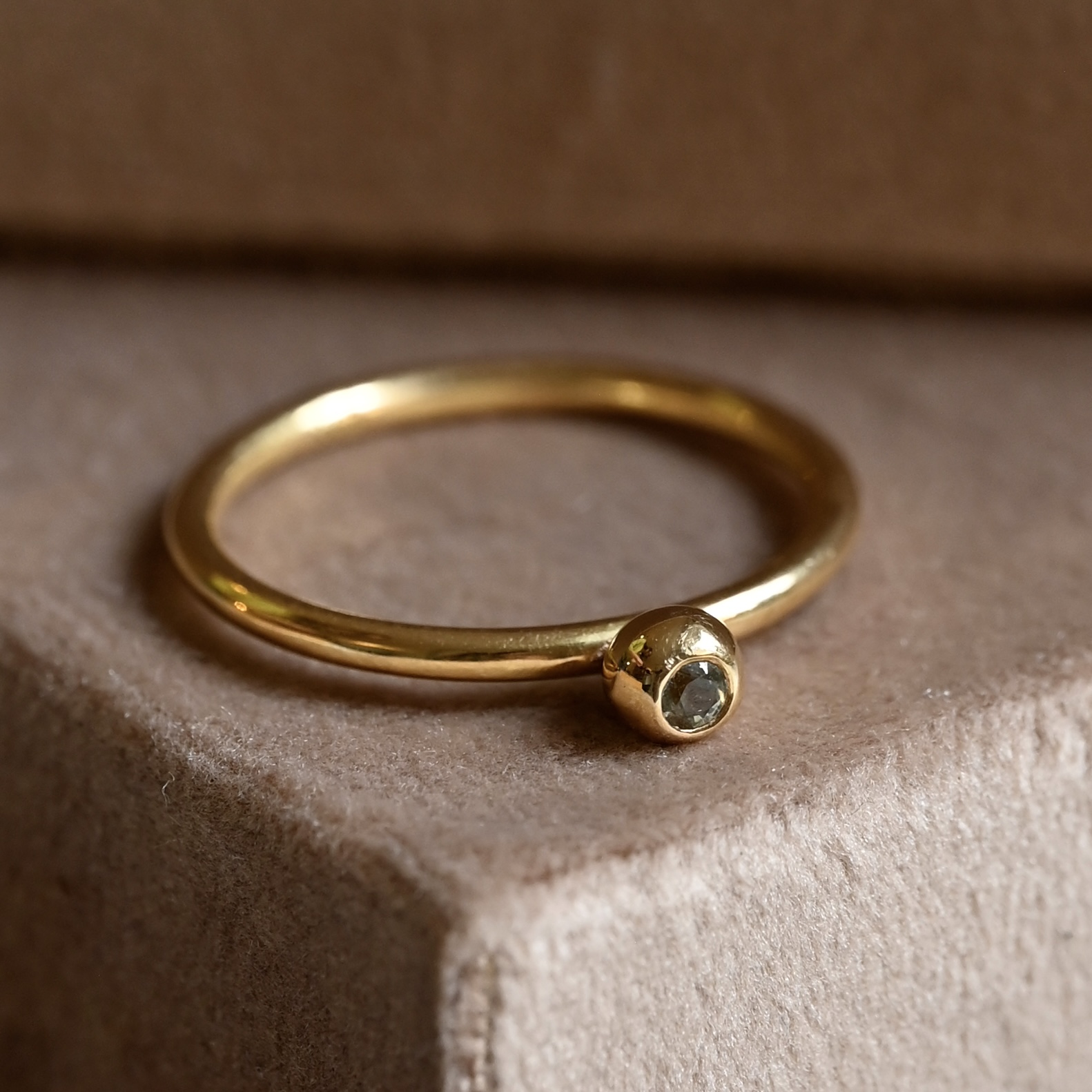 Ring Molly handgjord grön safir guld 18 karat