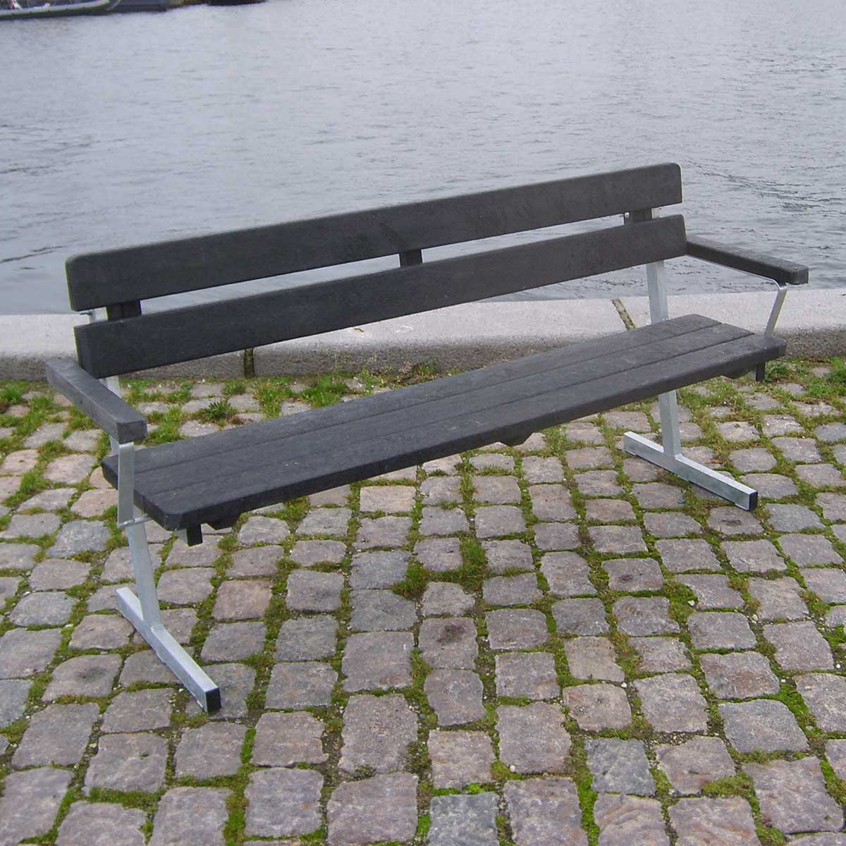 Plankbenk med rygg og armlener i resirkulert plast