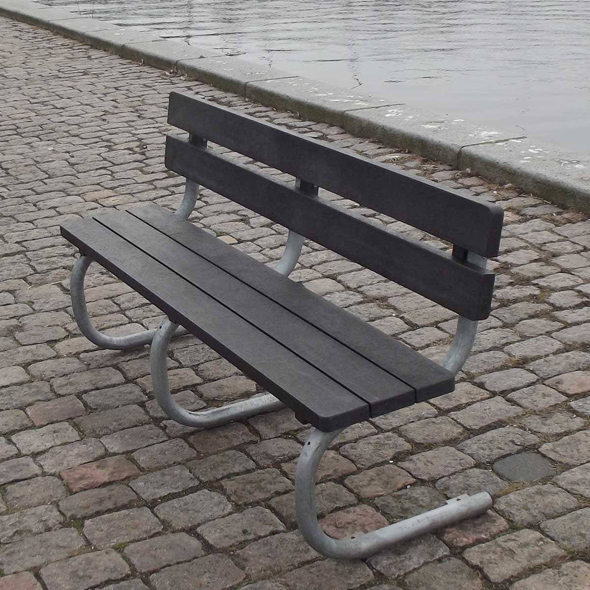 Bänk med rygg i återvunnen plast