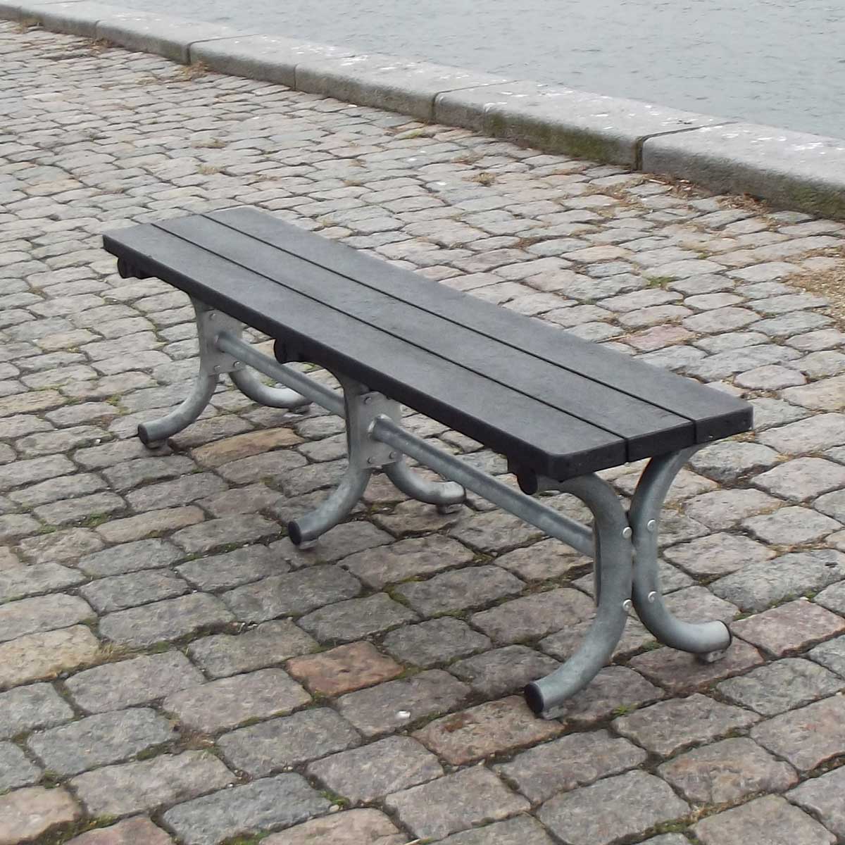 Bänk utan rygg i återvunnen plast