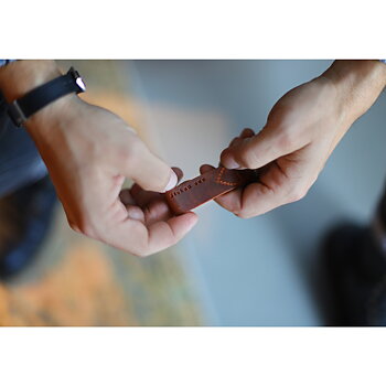 1 - Exklusiv nyckelring läder med text älskad morfar - personlig nyckelknippa | C Stockholm