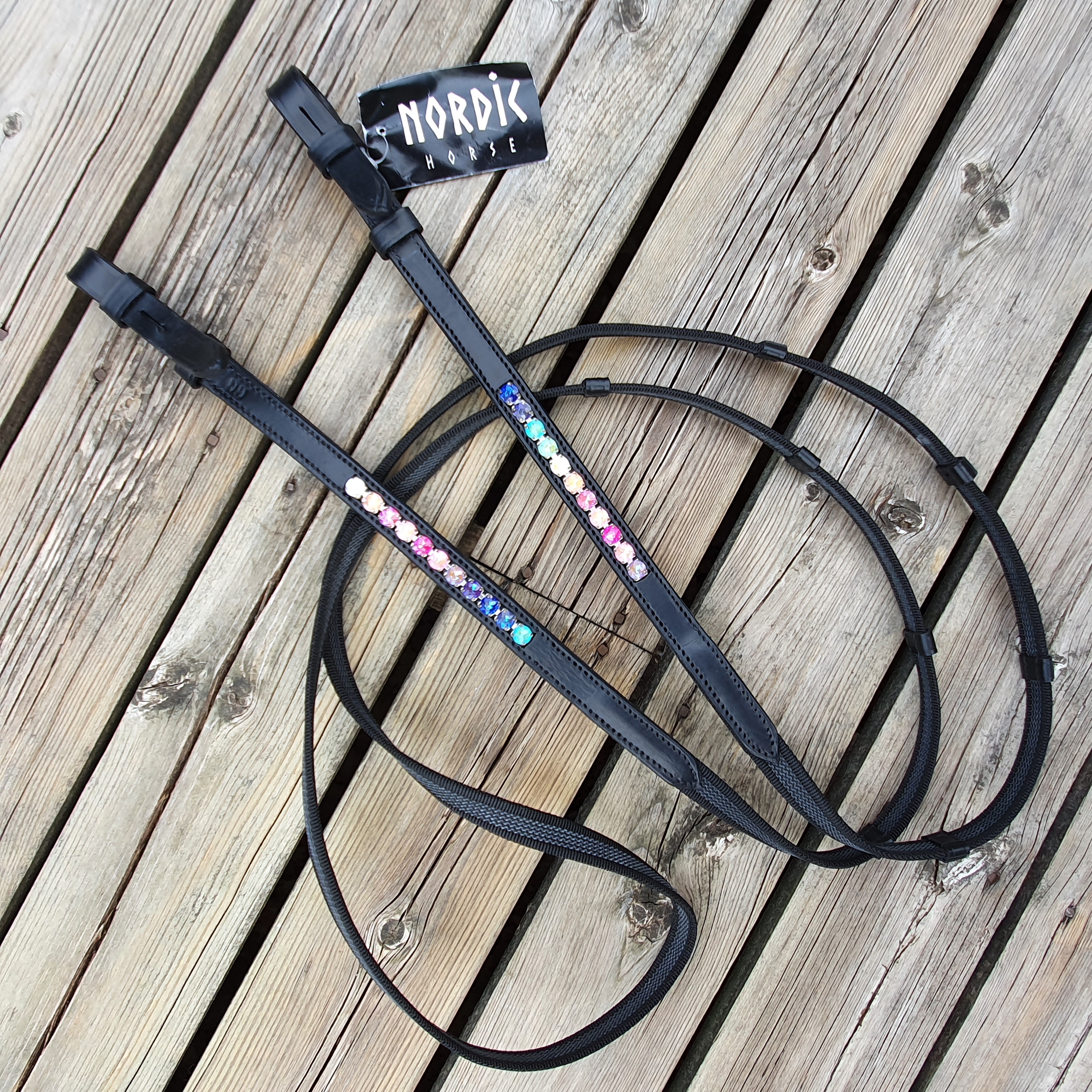 Nordic-Horse Tyglar super grepp med stop,  samt snygga stenar i regnbågens härliga färgerpå läder, Längd 249 cm bredd 15 mm Ej hakar.