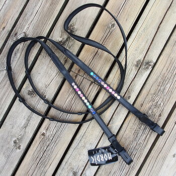 Nordic-Horse Tyglar super grepp med stop,  samt snygga stenar i regnbågens härliga färgerpå läder, Längd 249 cm bredd 15 mm Ej hakar.