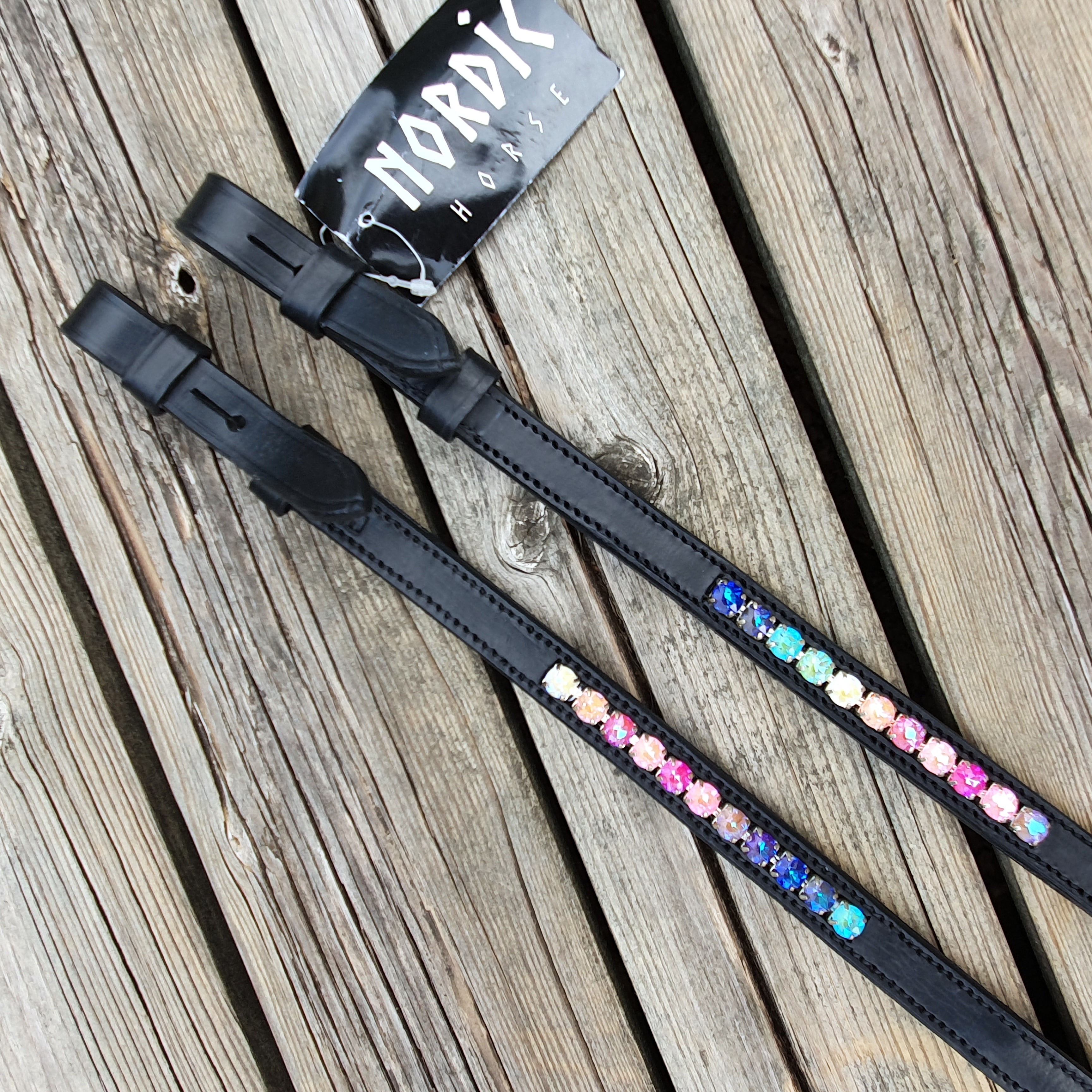 Nordic-Horse Tyglar super grepp med stop,  samt snygga stenar i regnbågens härliga färgerpå läder, Längd 249 cm bredd 15 mm Ej hakar. - 4