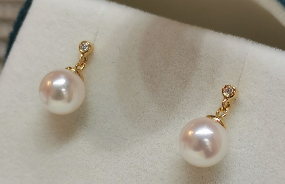 Kleine Ohrringe aus Akoya-Perlen bestückt mit Gold und Diamanten - 2
