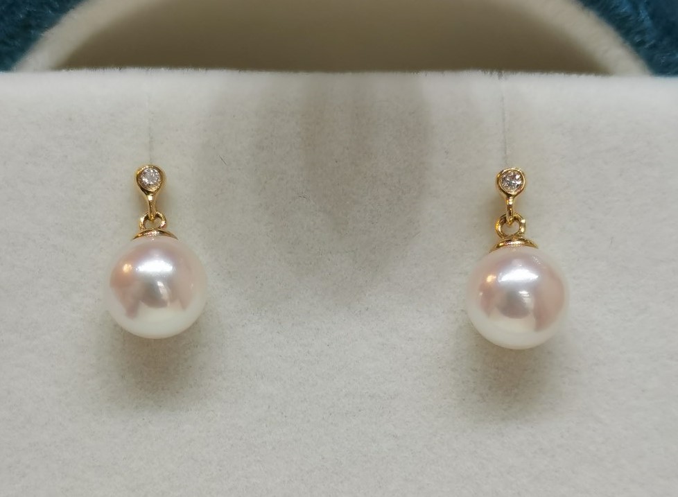 Kleine Ohrringe aus Akoya-Perlen bestückt mit Gold und Diamanten