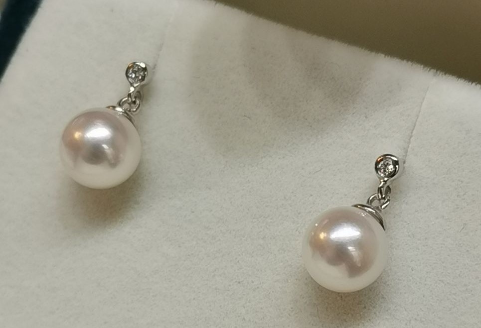 Lille Akoyaperleøreringe i hvidguld og diamanter  - 2