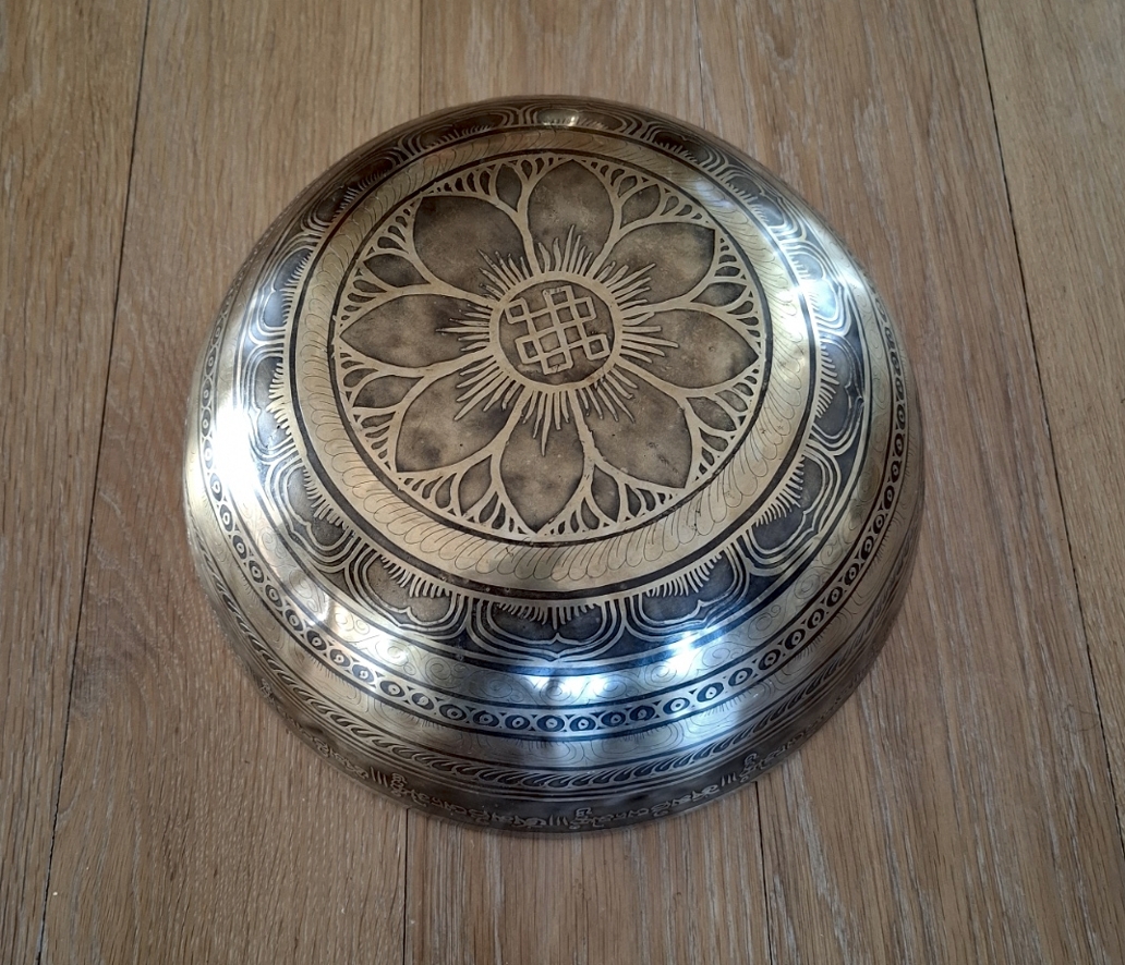 Sjungande Skål  - Tibetanska Snidad Skål med graverad text och lotus. - 4