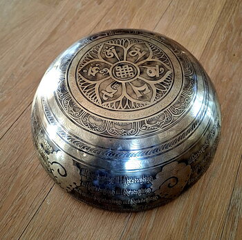 Sjungande Skål  - Tibetanska Snidad Skål med graverad text och lotus.