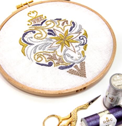 Julgranskula Broderimönster med 6 rullar tråd  DMC Diamant grandé metallic 
