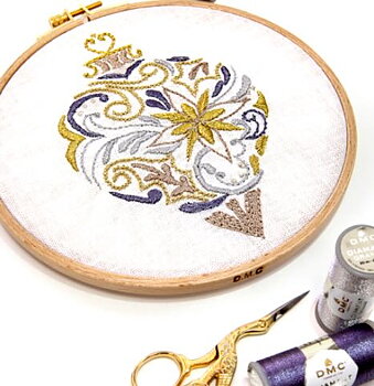 Julgranskula Broderimönster med 6 rullar tråd  DMC Diamant grandé metallic 