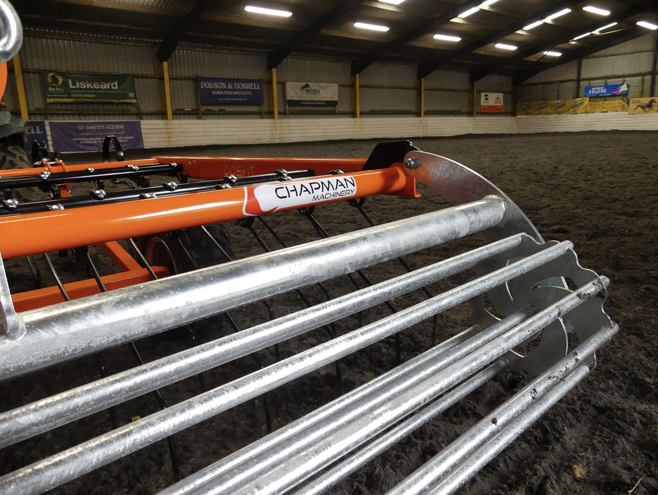 Detaljbild av varmgalvaniserad ribbvält på Harv ATV CHAPMAN AH200 i ett ridhus