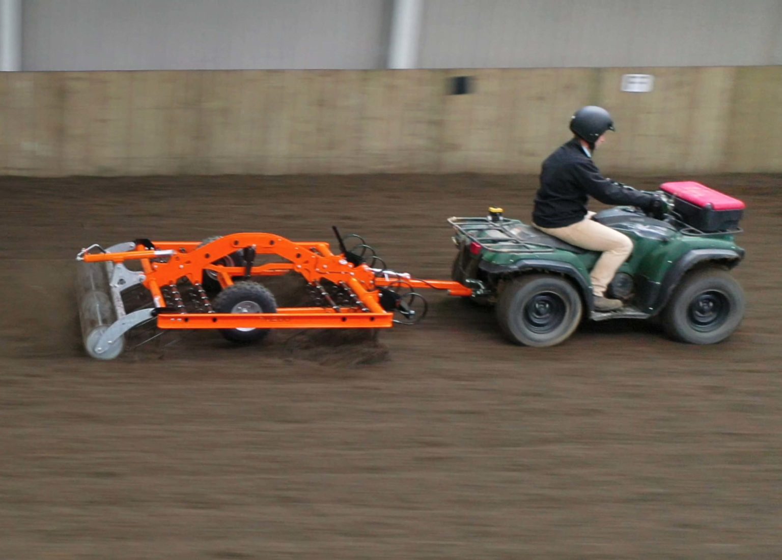 Sidovy av ridbaneharv ATV CHAPMAN AH200 ATV-ridbaneharv