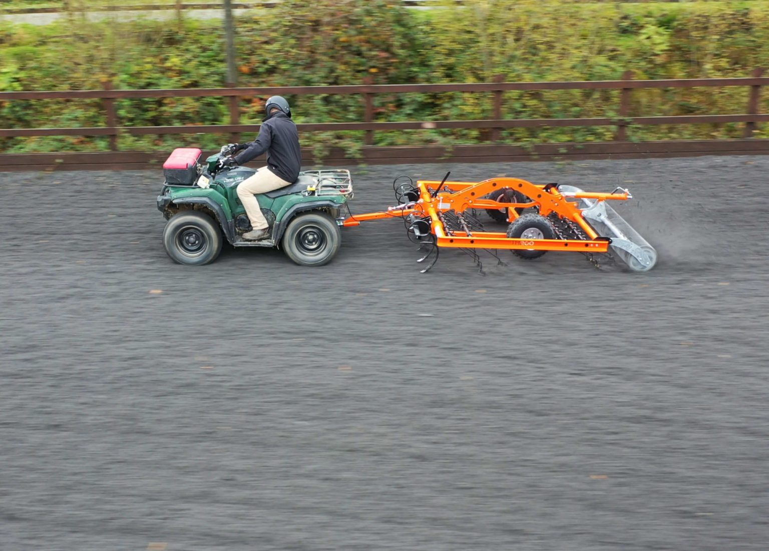 Ridbaneharv ATV CHAPMAN AH200 kopplad bakom ATV för ridhus och utebanor