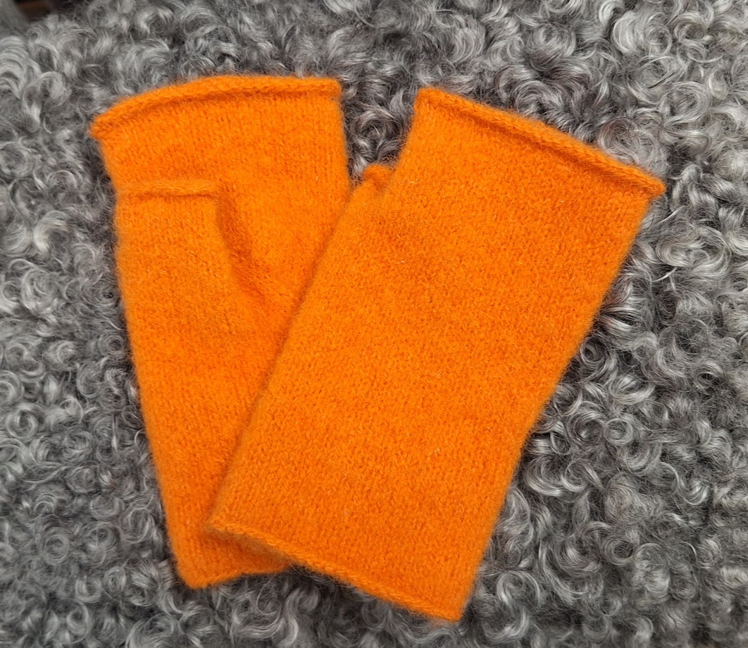 Stickade och tovade torgvantar /datavante av ullgarn - 8