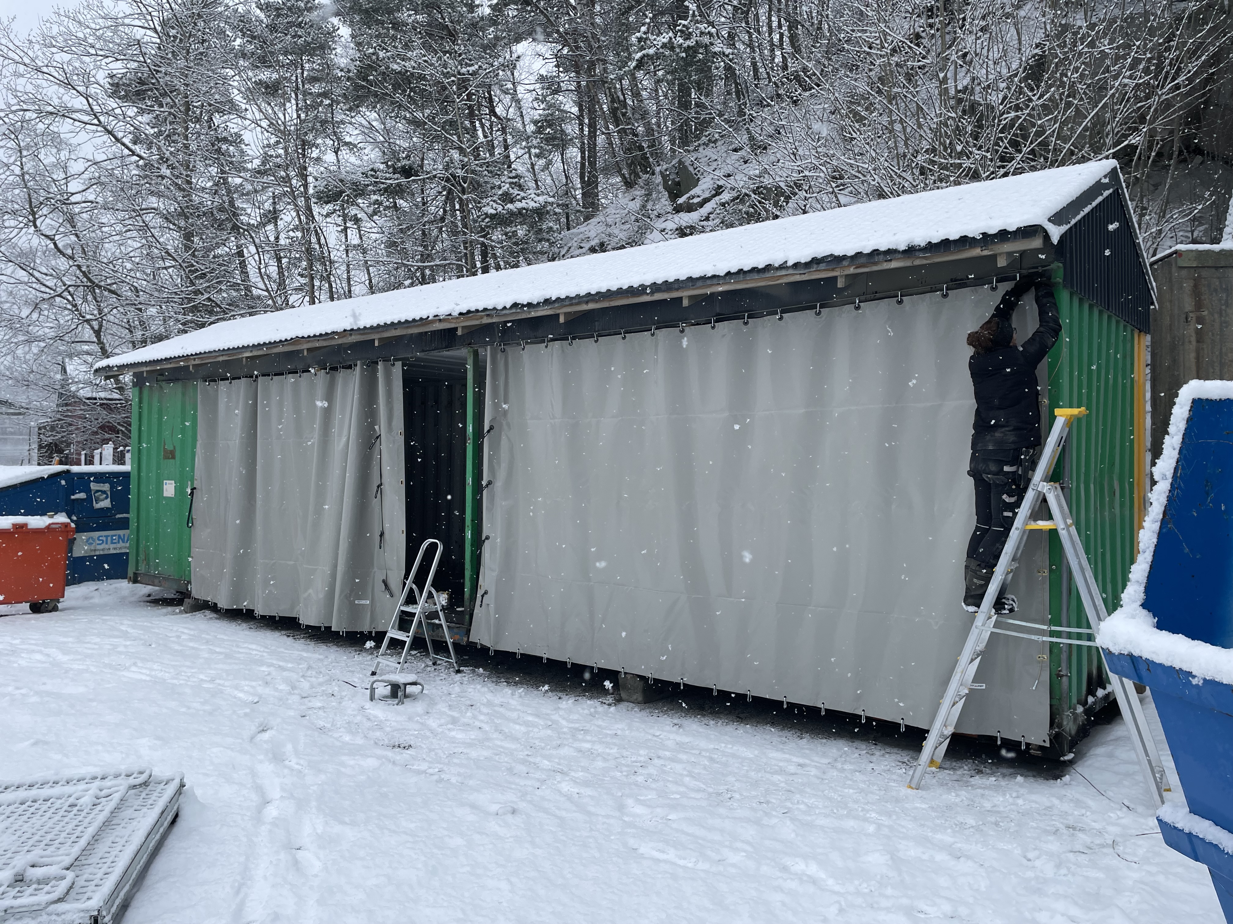Montering av Draperi på miljöbod för Swerock