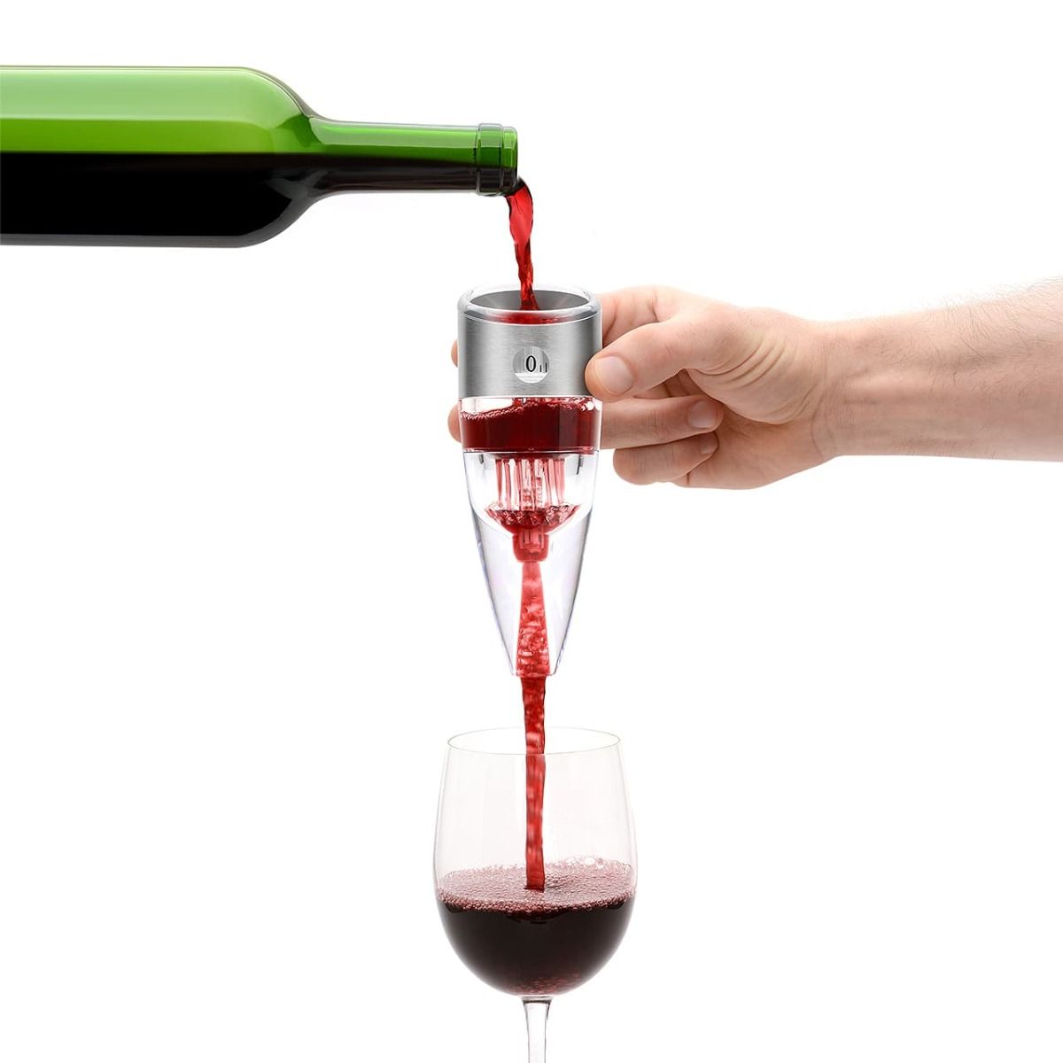 Rött vin hälls från vinflaska genom vinluftare och ner i ett vinglas