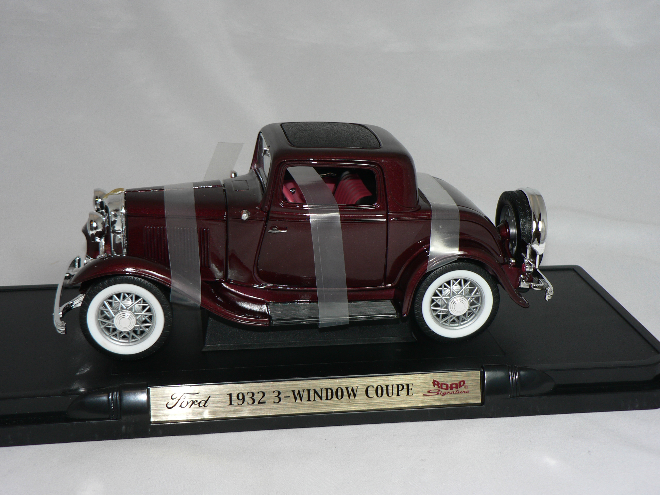 	Ford 3-Window Coupe -1932  1:18  Road Legends/Lucky Die Cast - 3