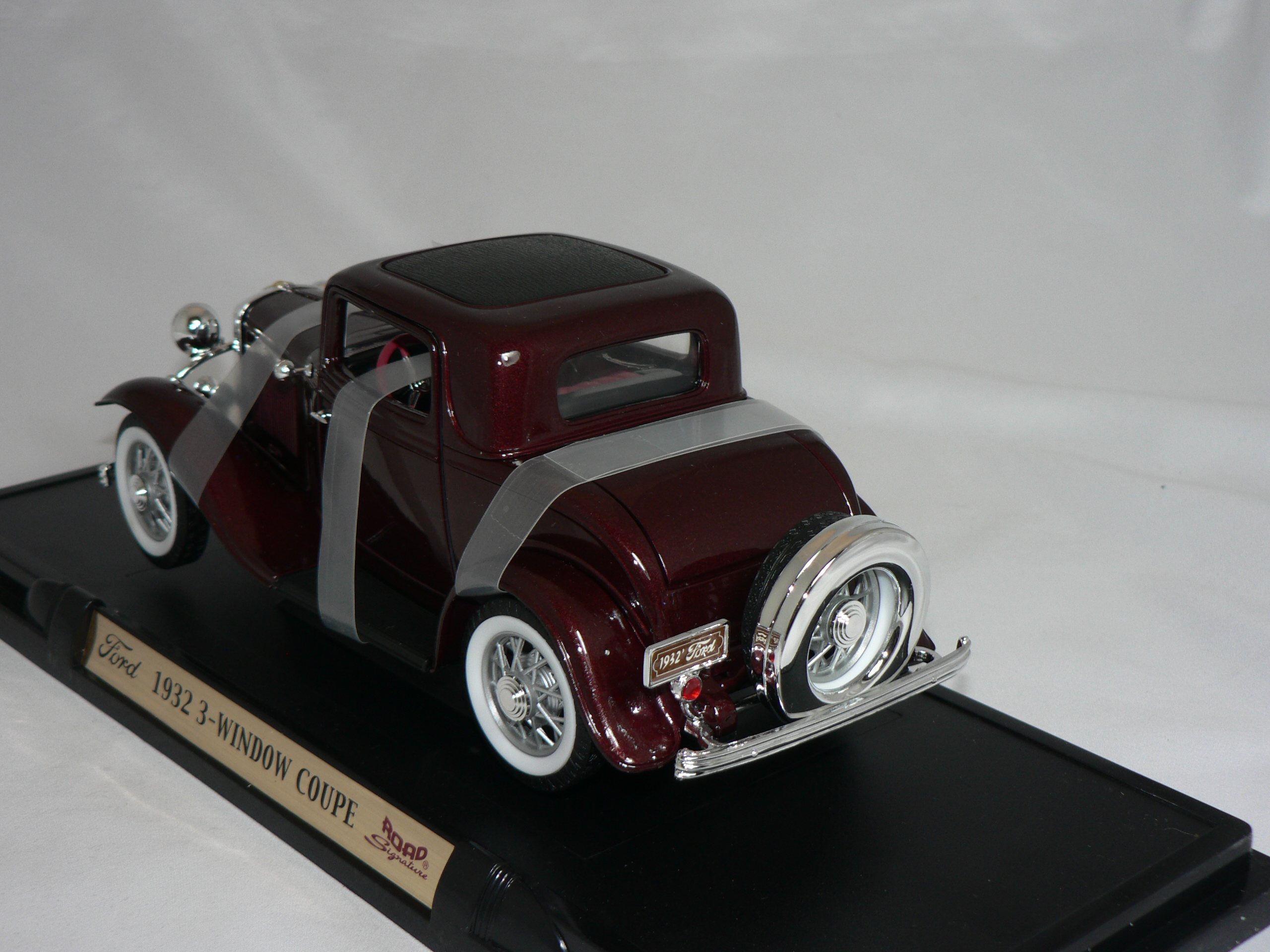 	Ford 3-Window Coupe -1932  1:18  Road Legends/Lucky Die Cast - 2
