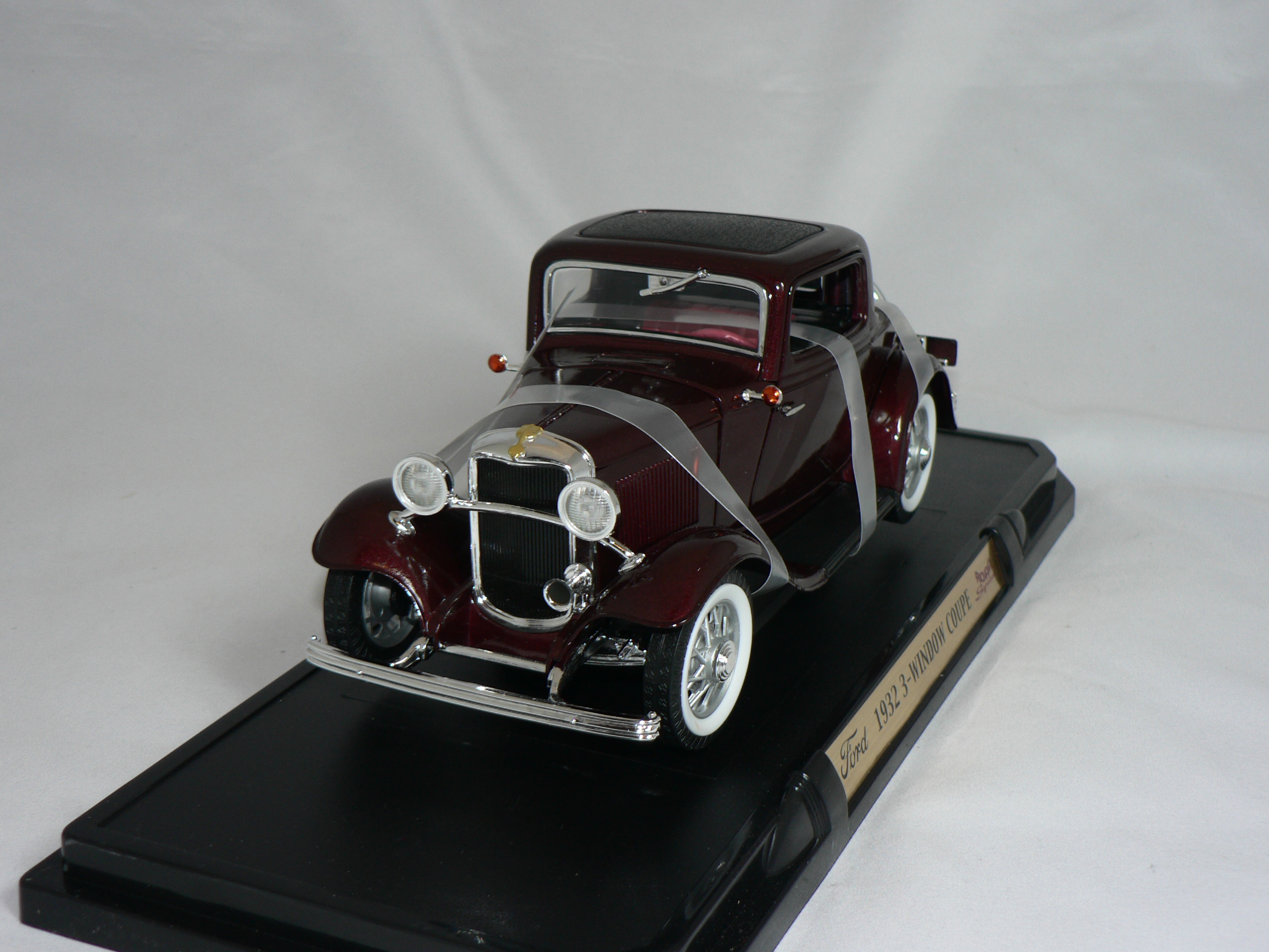 	Ford 3-Window Coupe -1932  1:18  Road Legends/Lucky Die Cast