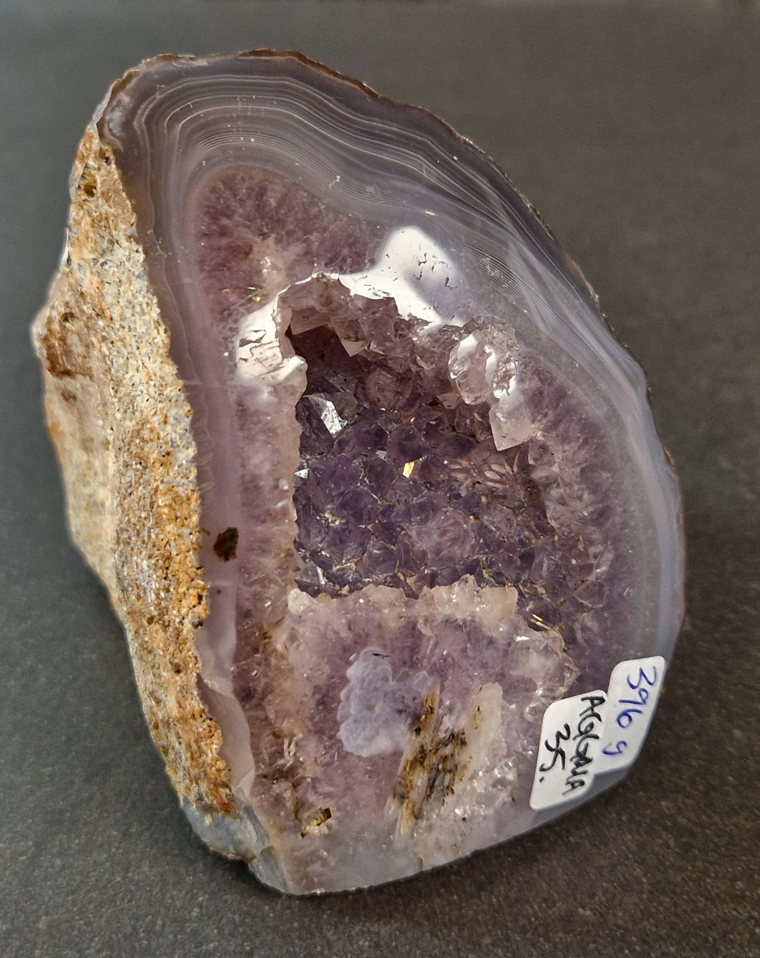 Agat Grotta med Ametistkristaller - AGGMA35