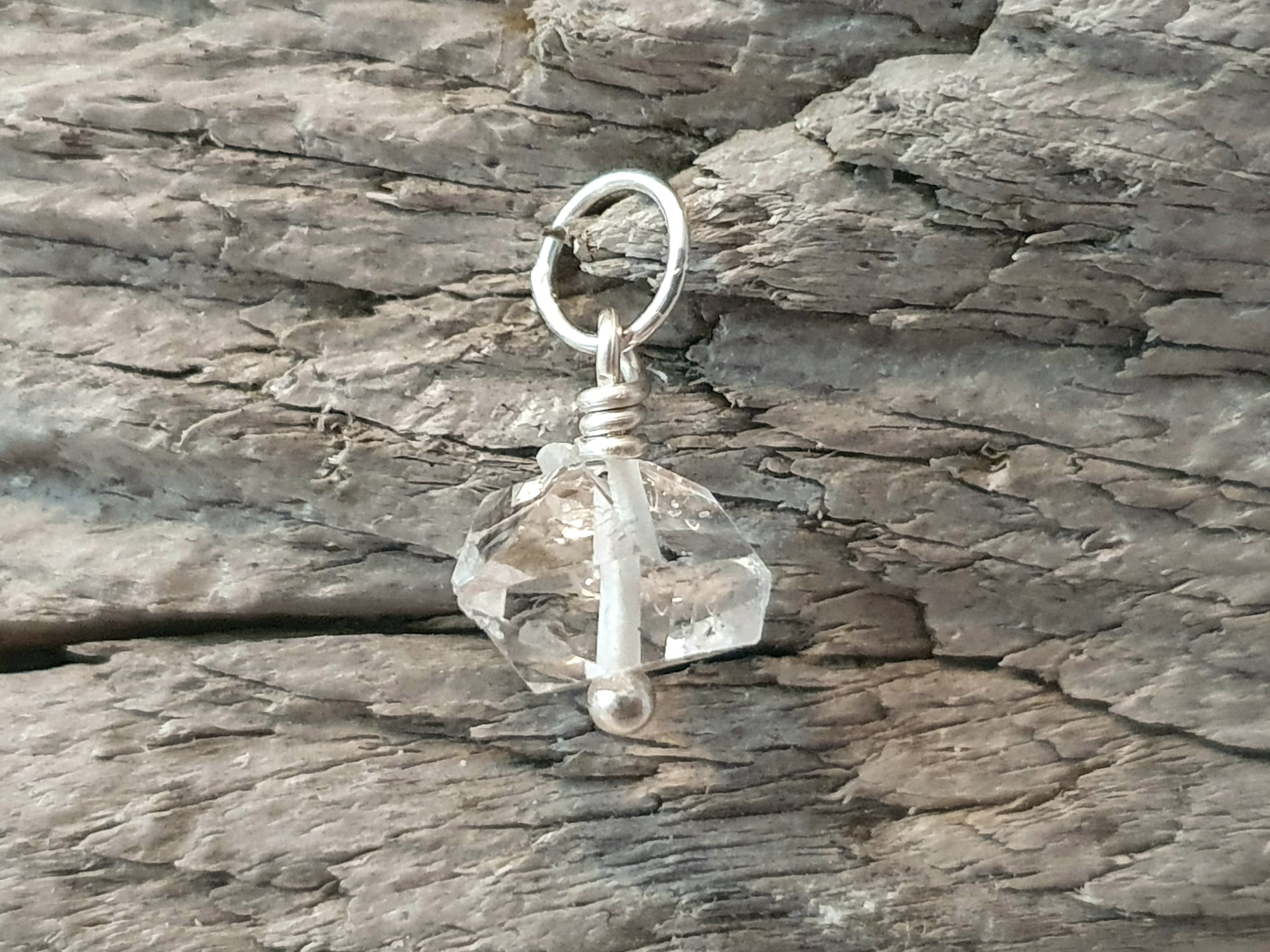 Bergkristall dubbelterminerad kristall ca. 5-6 x 8-10 mm hänge 925-silver ( månadssten april )