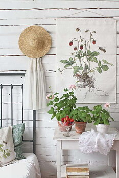 Preorder! WALL HANGING WOODLANDSTRAWBERRIES 