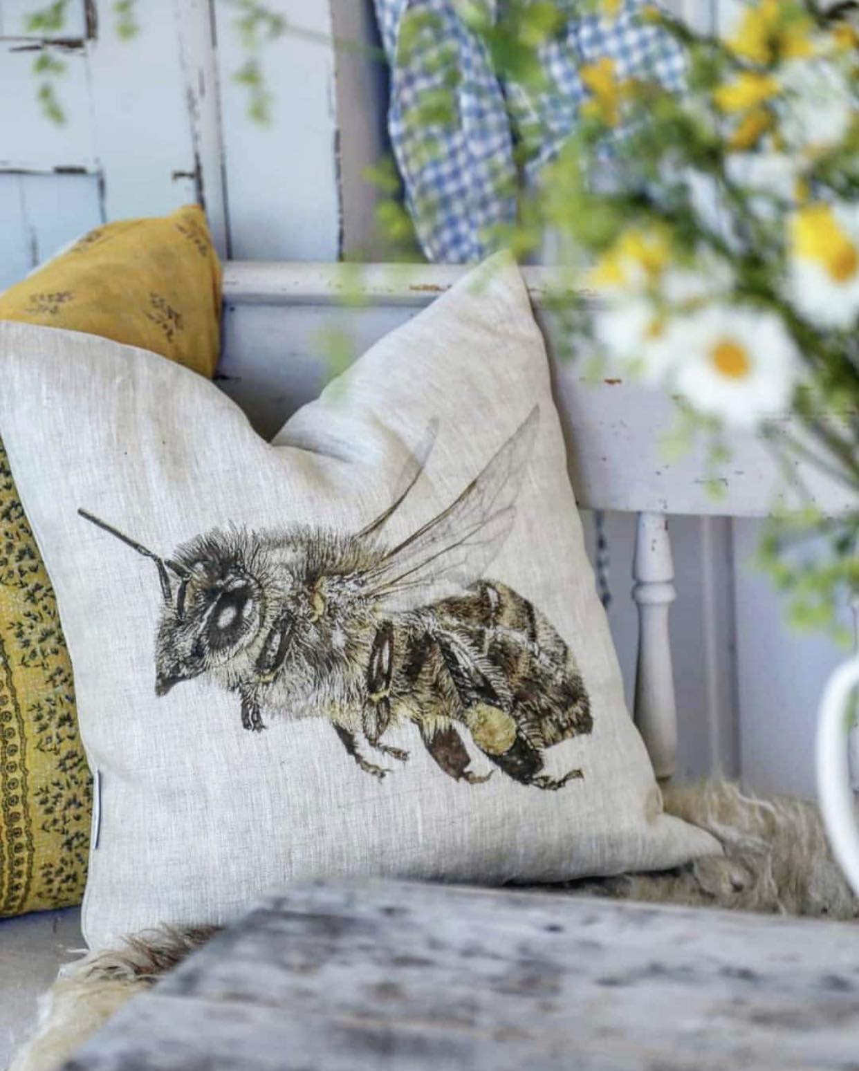 CUSHION WOODLAND STRAWBERRIES/HONEY BEE - 6