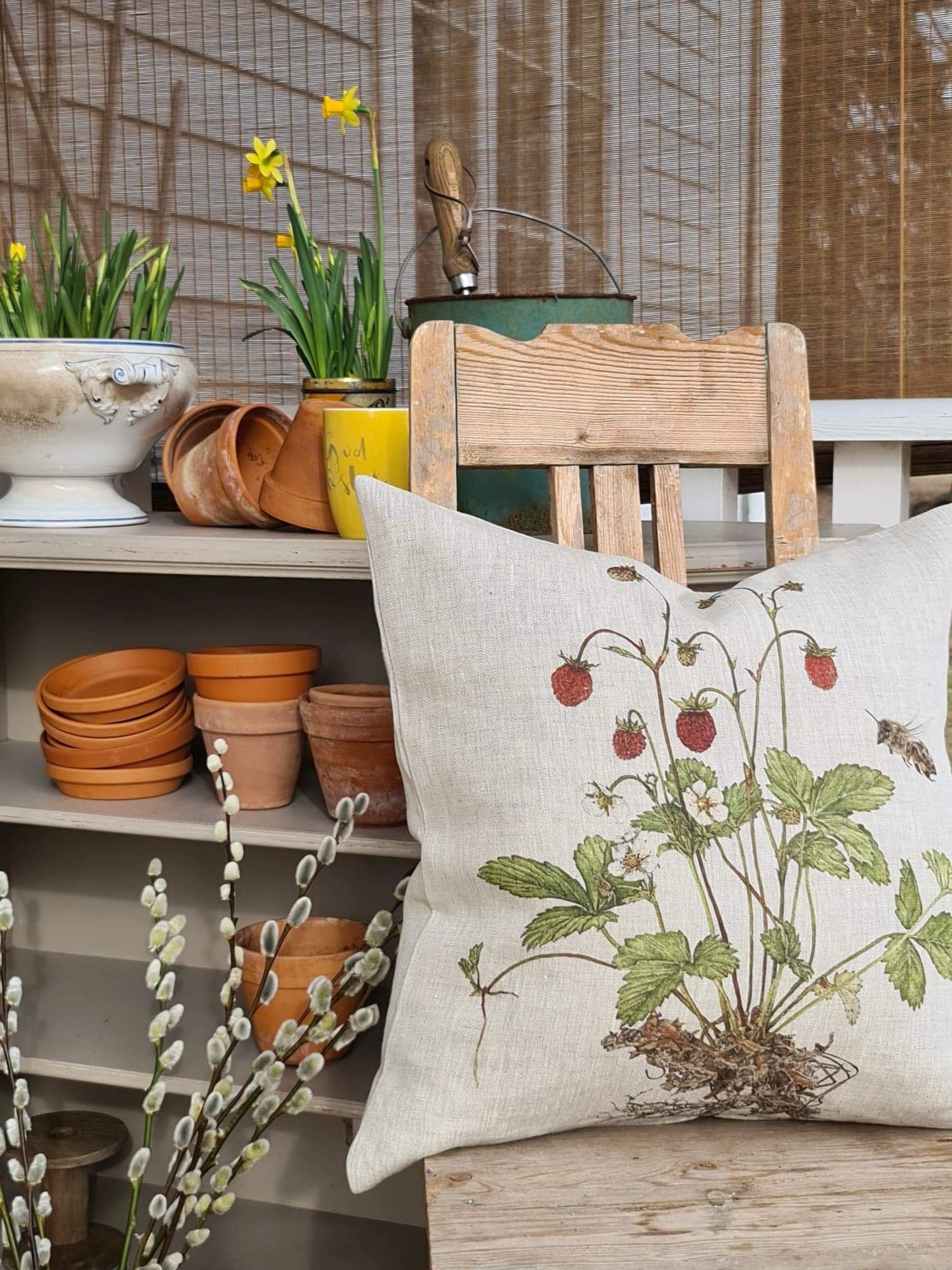 CUSHION HONEY BEE/WOODLAND STRAWBERRIES - 4