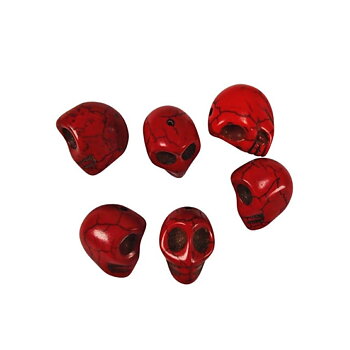 Röda dödskallepärlor i pressad howlit, cirka 17×18 mm med hål på 1,5 mm, visade i närbild mot vit bakgrund.