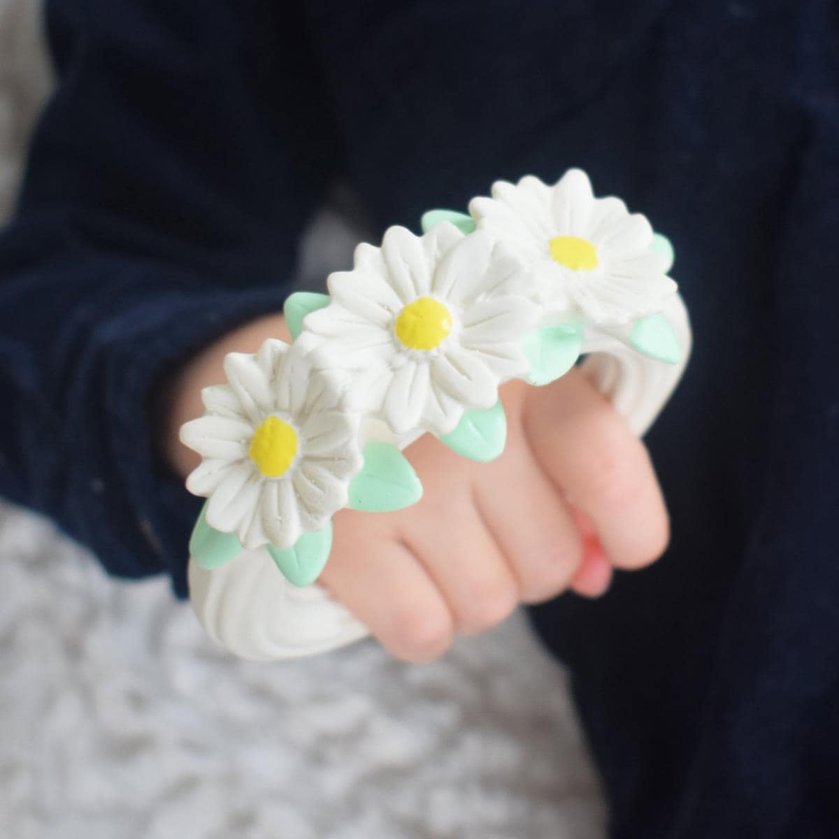 Hånd med blomsterdekoreret bidering af naturgummi