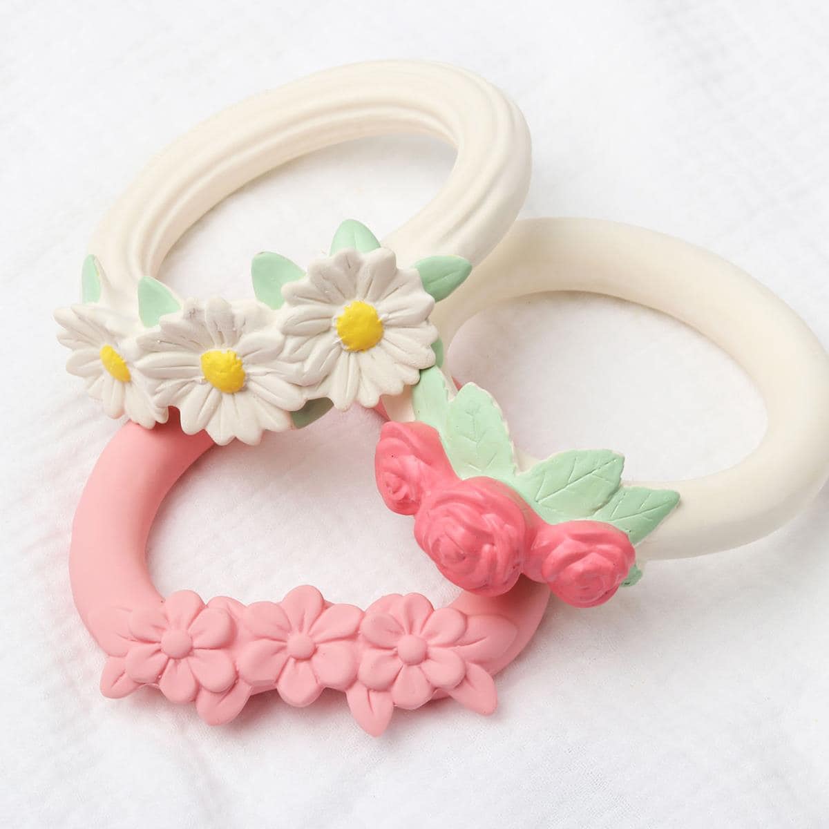 Tre runde bytter med blomster på til babyer