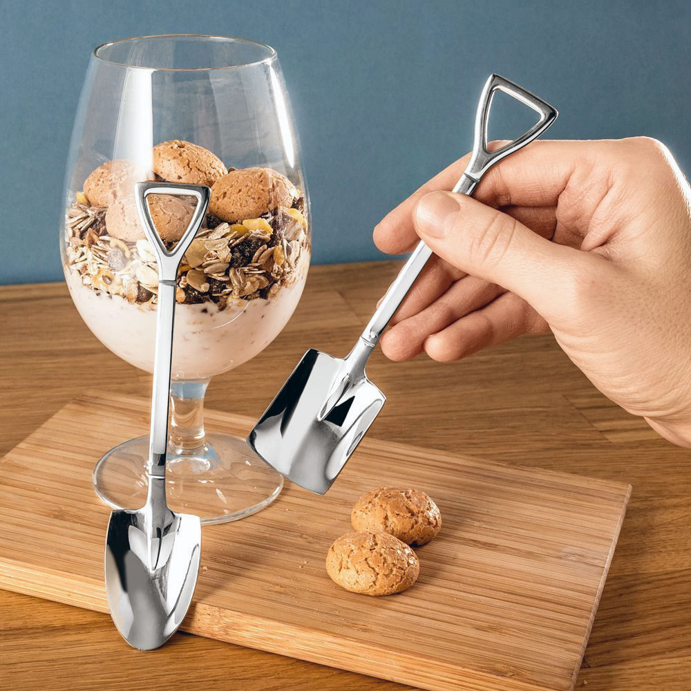 Spade och Skyffel Teskedar 2-Pack med chokladmousse och minibiskvier
