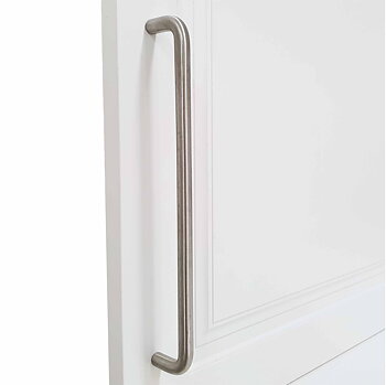 Garderobshandtag C3 är ett stilrent bygelhandtag i rostfritt stål med rund form och rundade kanter